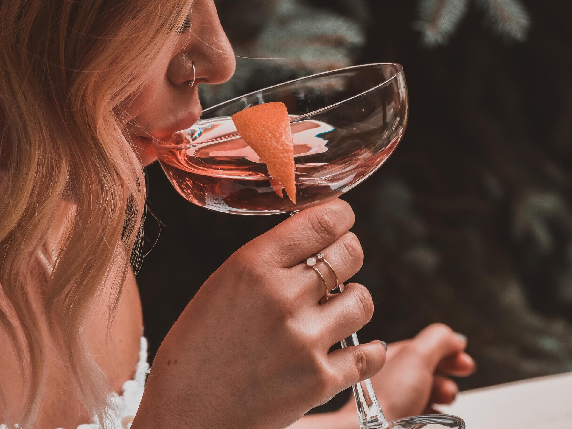 Frau trinkt Cocktail Frau trinkt Cocktail