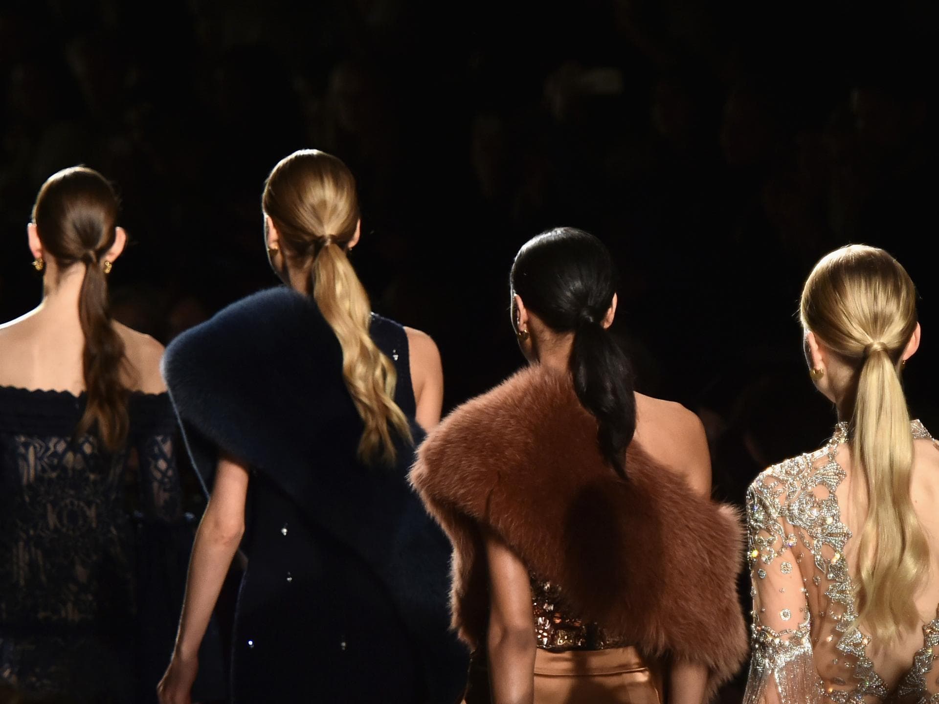 Models mit Low Ponytail Frisur Models mit Low Ponytail Frisur