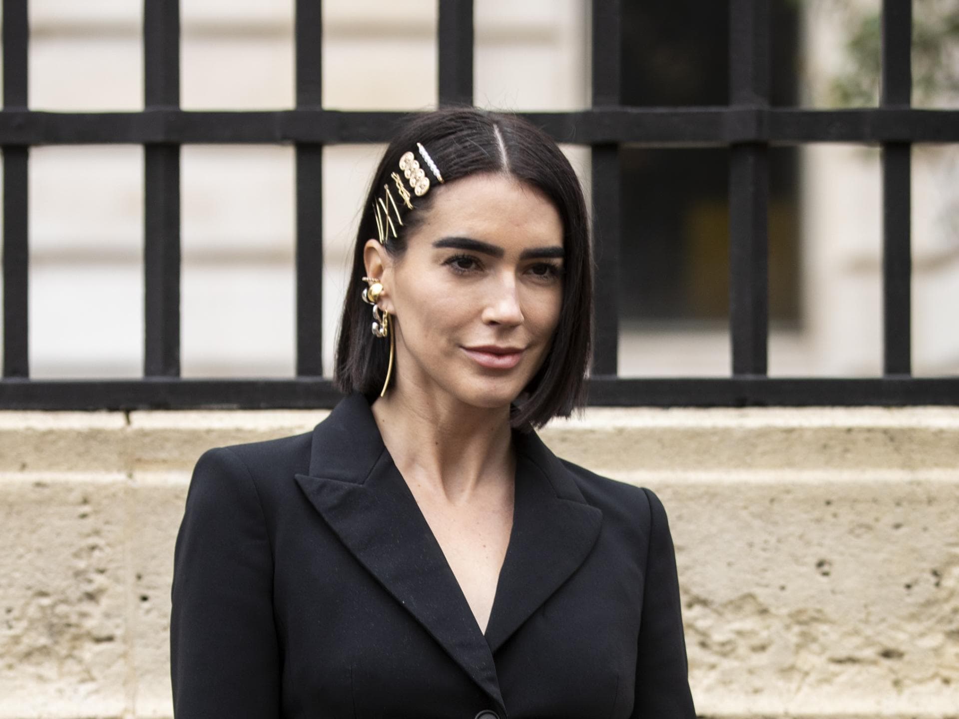 Brittany Xavier mit Haarspangen