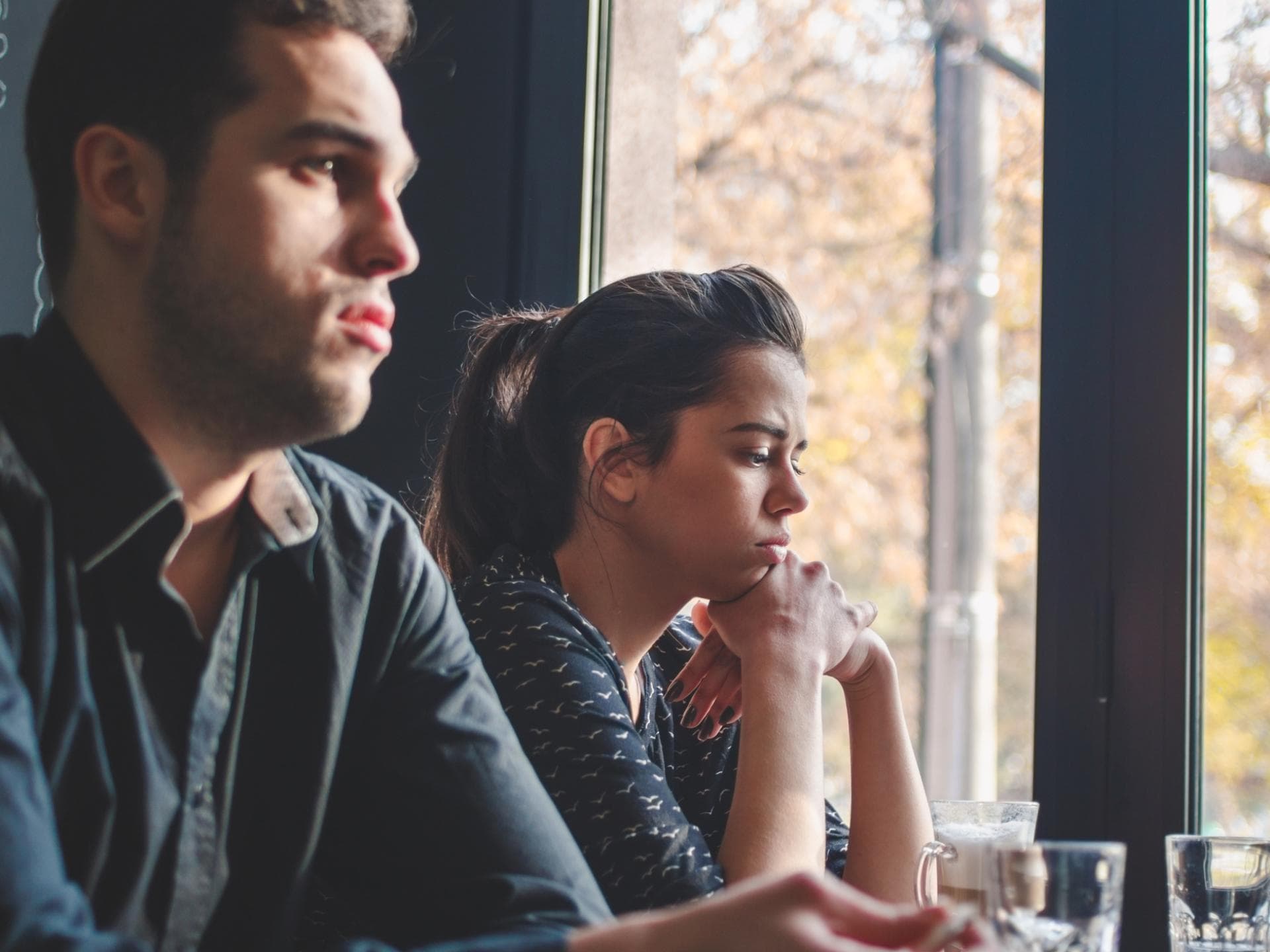 paar unglücklich beim date paar unglücklich beim date