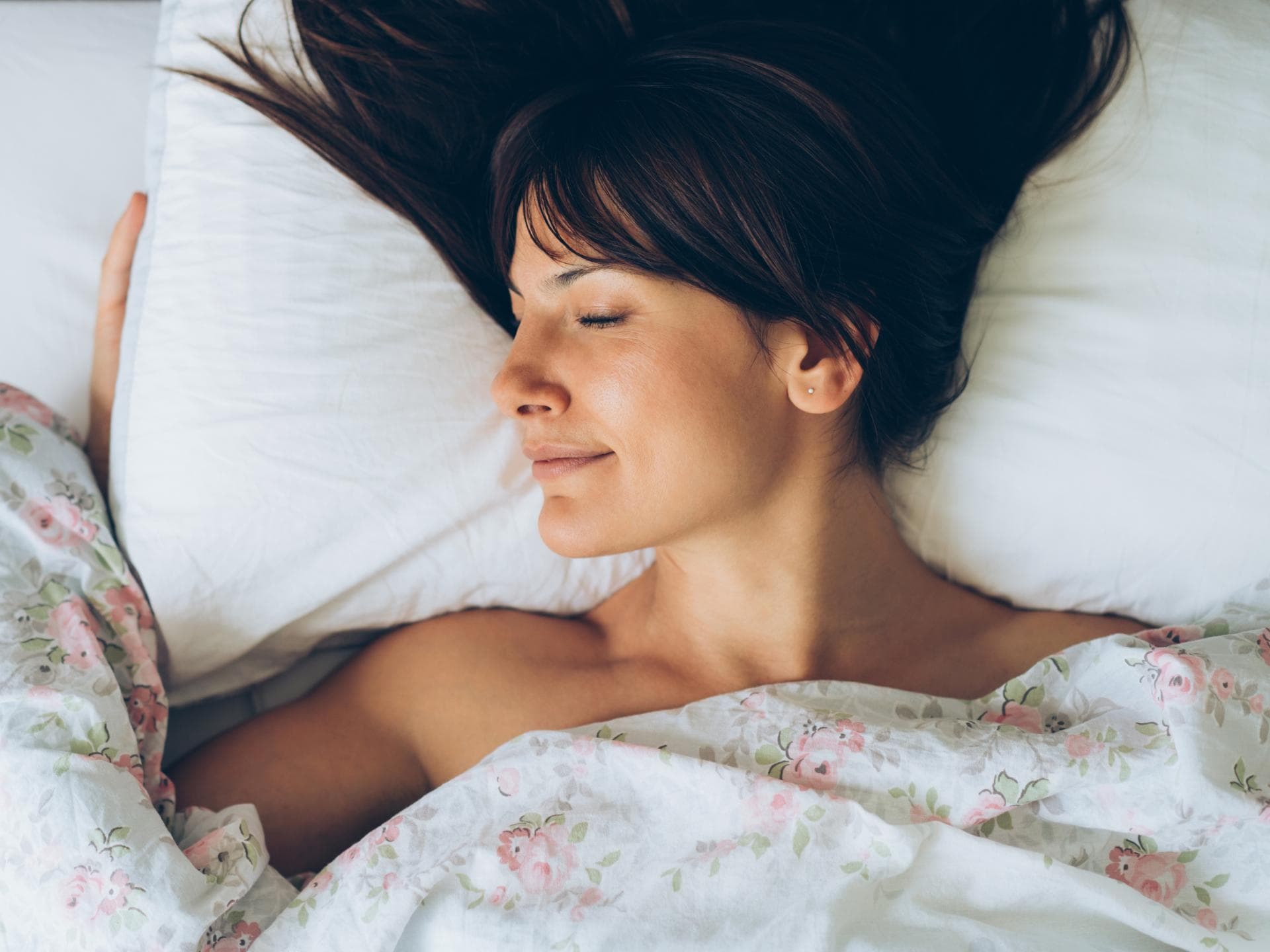 Frau liegt im Bett und schläft
