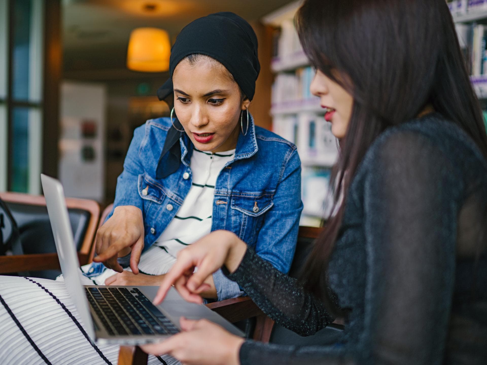 Blogartikel: Dieser Beruf passt zu deinem Sternzeichen Zwei Frauen schauen auf ihren Laptop