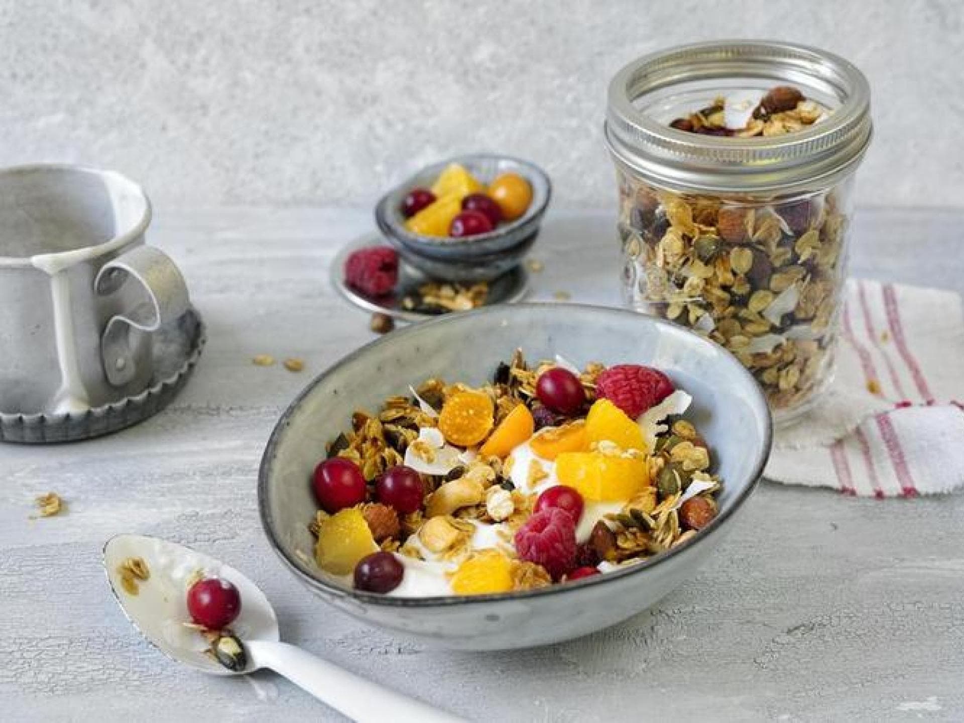 Naturjoghurt mit Früchten und Müsli 