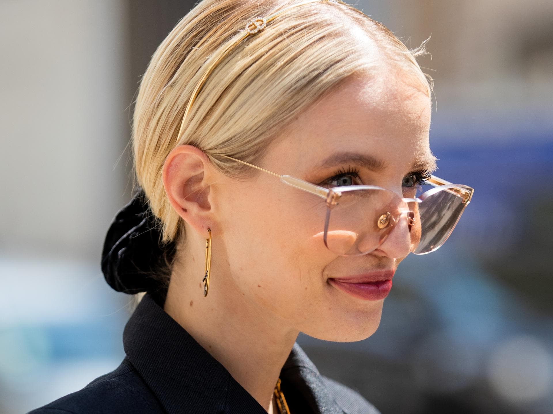 Leonie Hanne mit Scrunchie im Sommer Leonie Hanne mit Scrunchie im Sommer