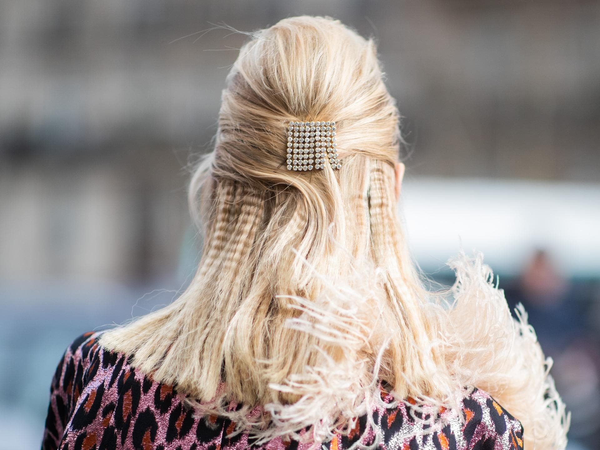 Leonie Hanne mit Strass-Haarspange