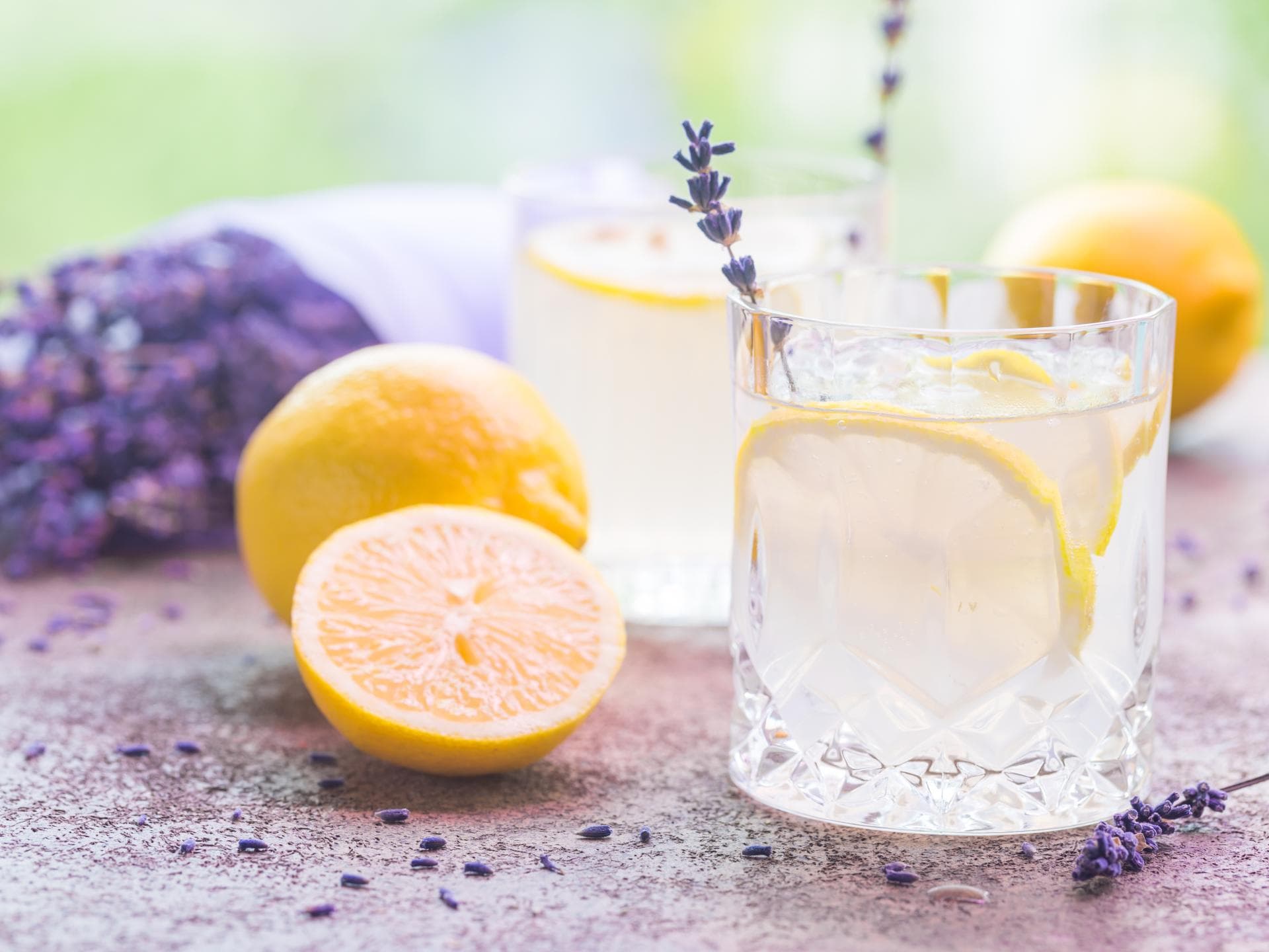 Zwei Gläser Limonade neben Zitrone und Lavendel