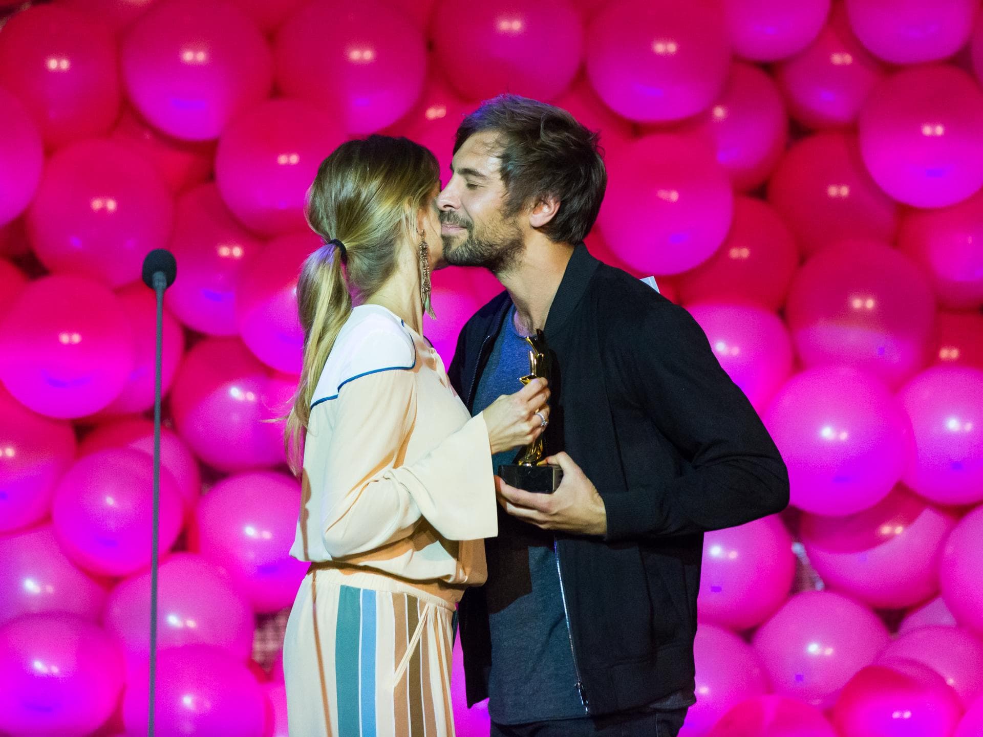 Max Giesinger küsst unbekannte Frau auf Bühne Max Giesinger küsst unbekannte Frau auf Bühne