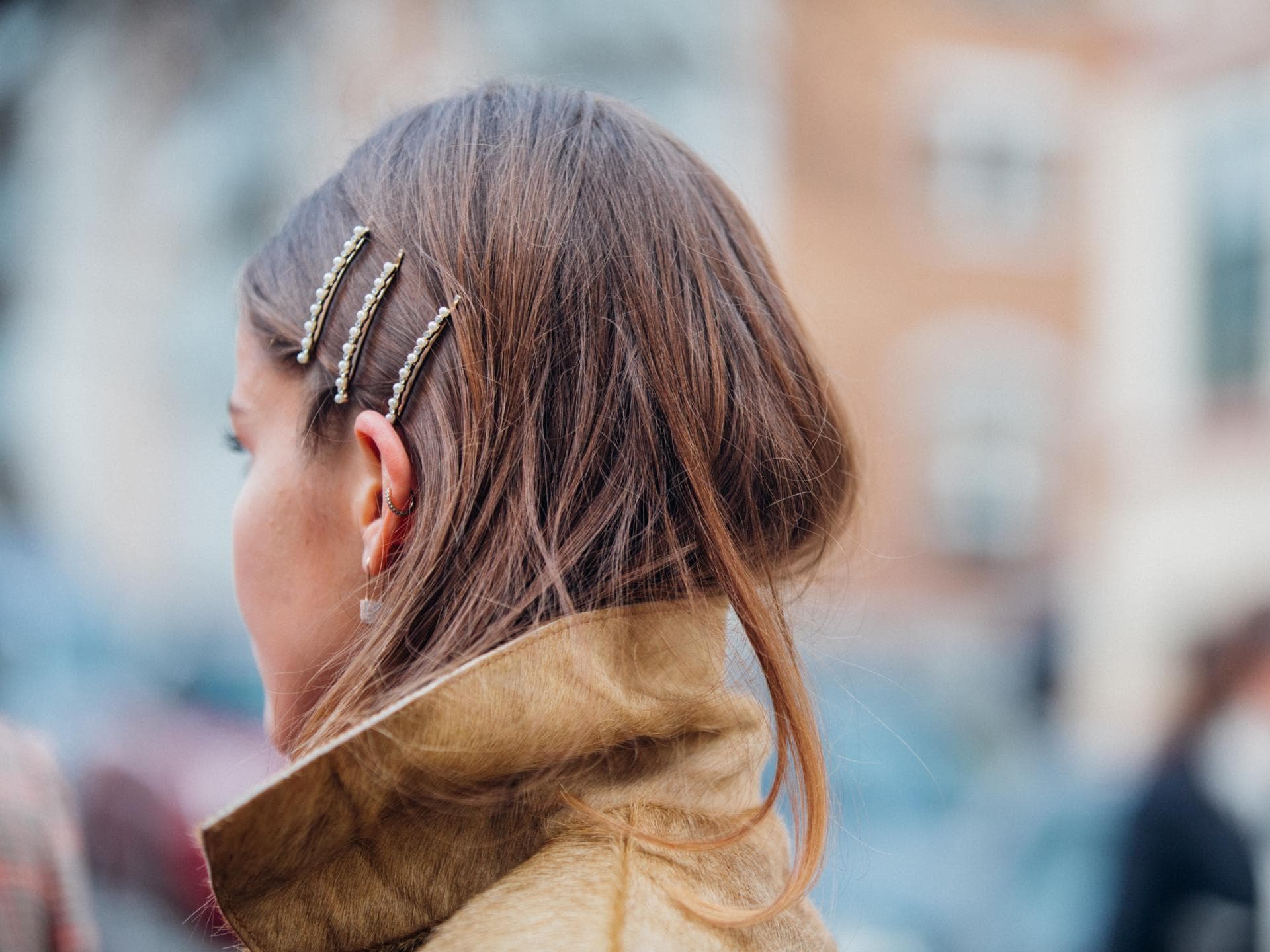 Brünette Frau mit drei Haarspangen