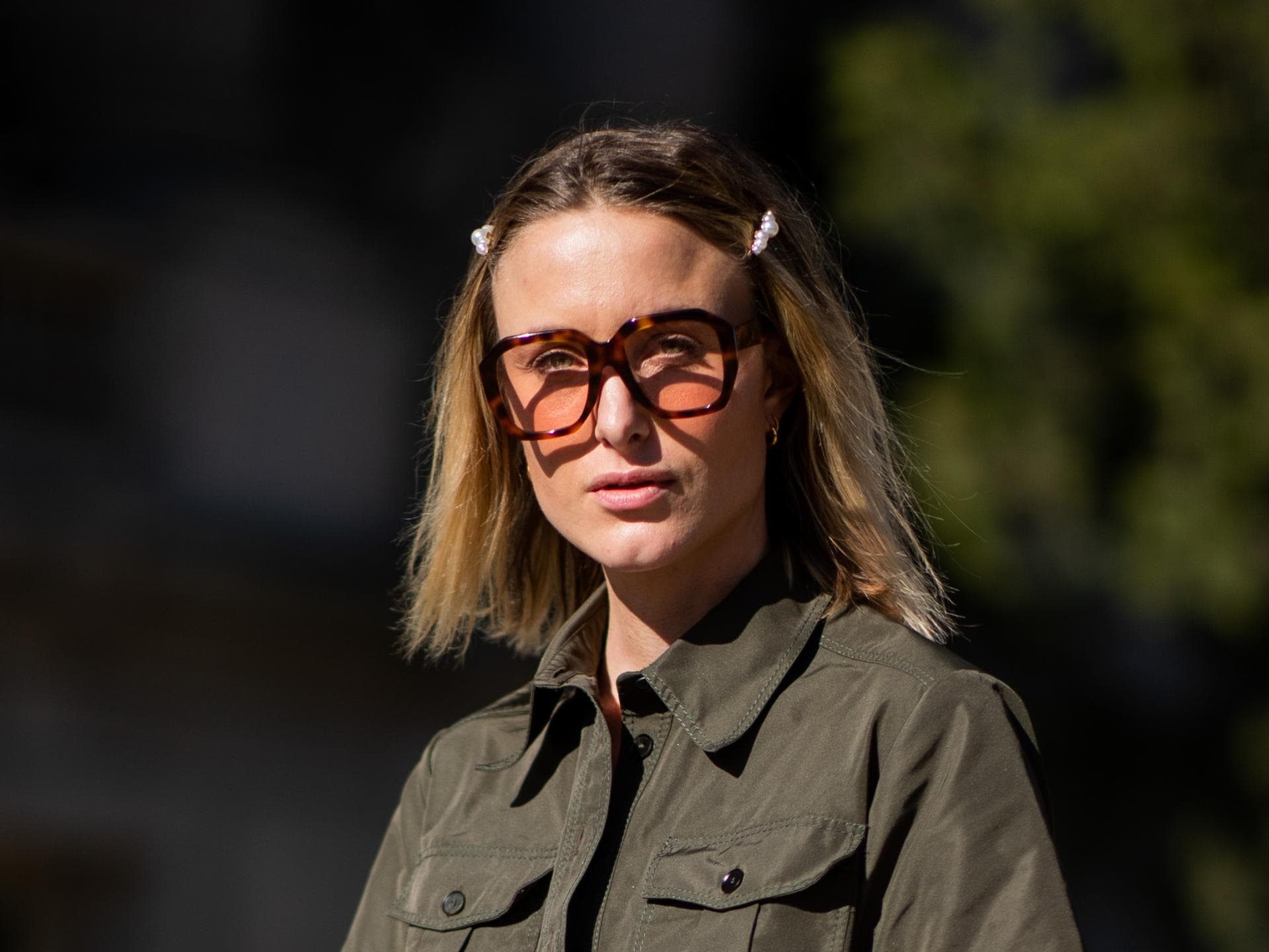 Rebecca Laurey mit khaki Kleid und zwei Haarspangen im Haar