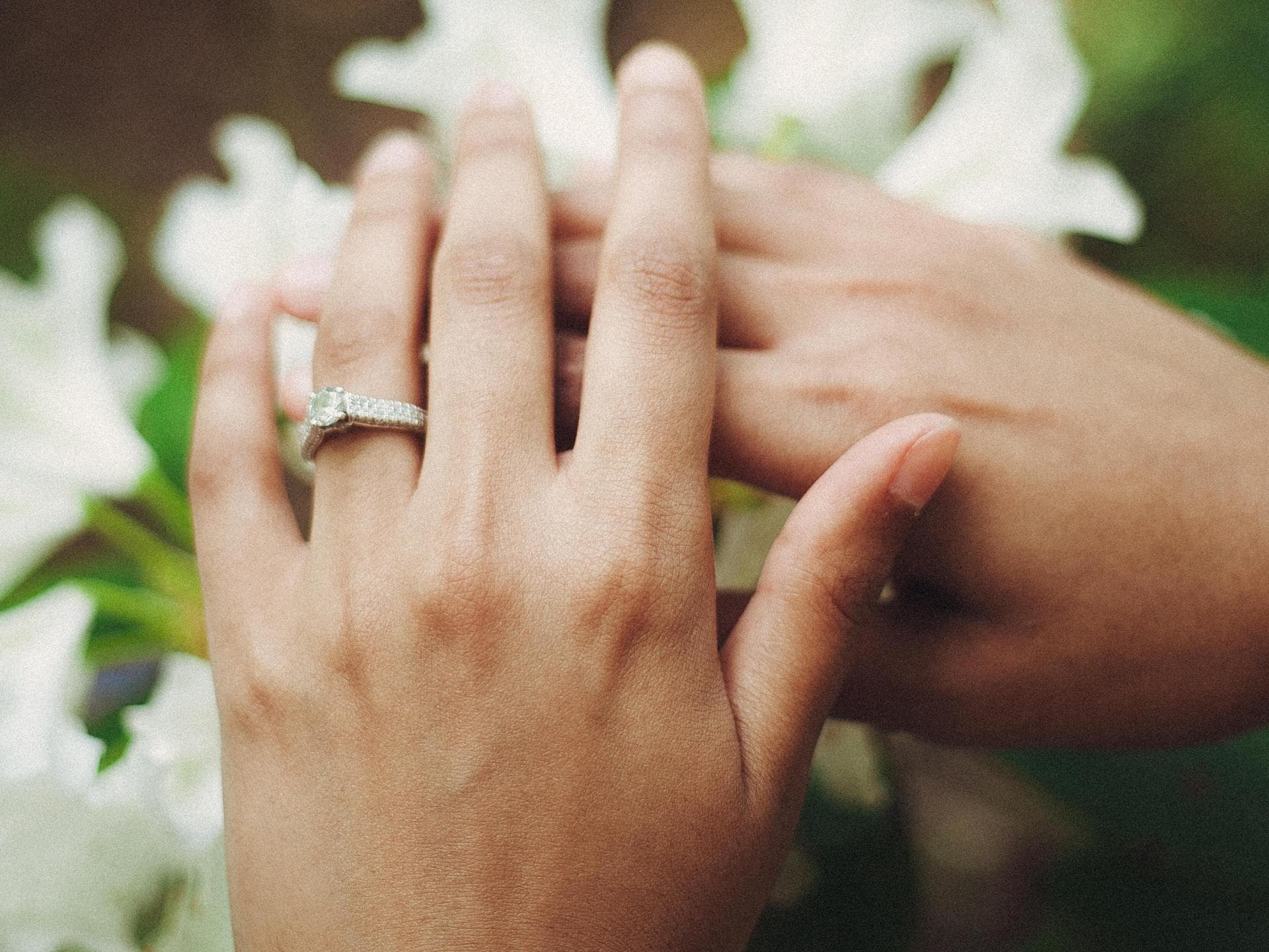 Hände mit einem Ring