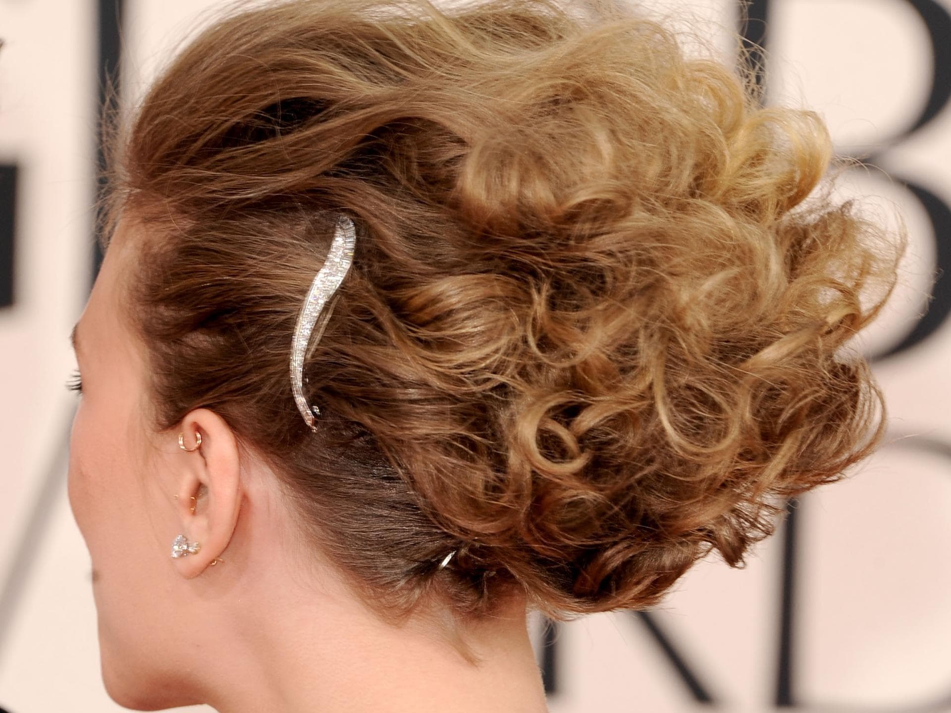 Scarlett Johansson mit Haarspange und Hochsteckfrisur
