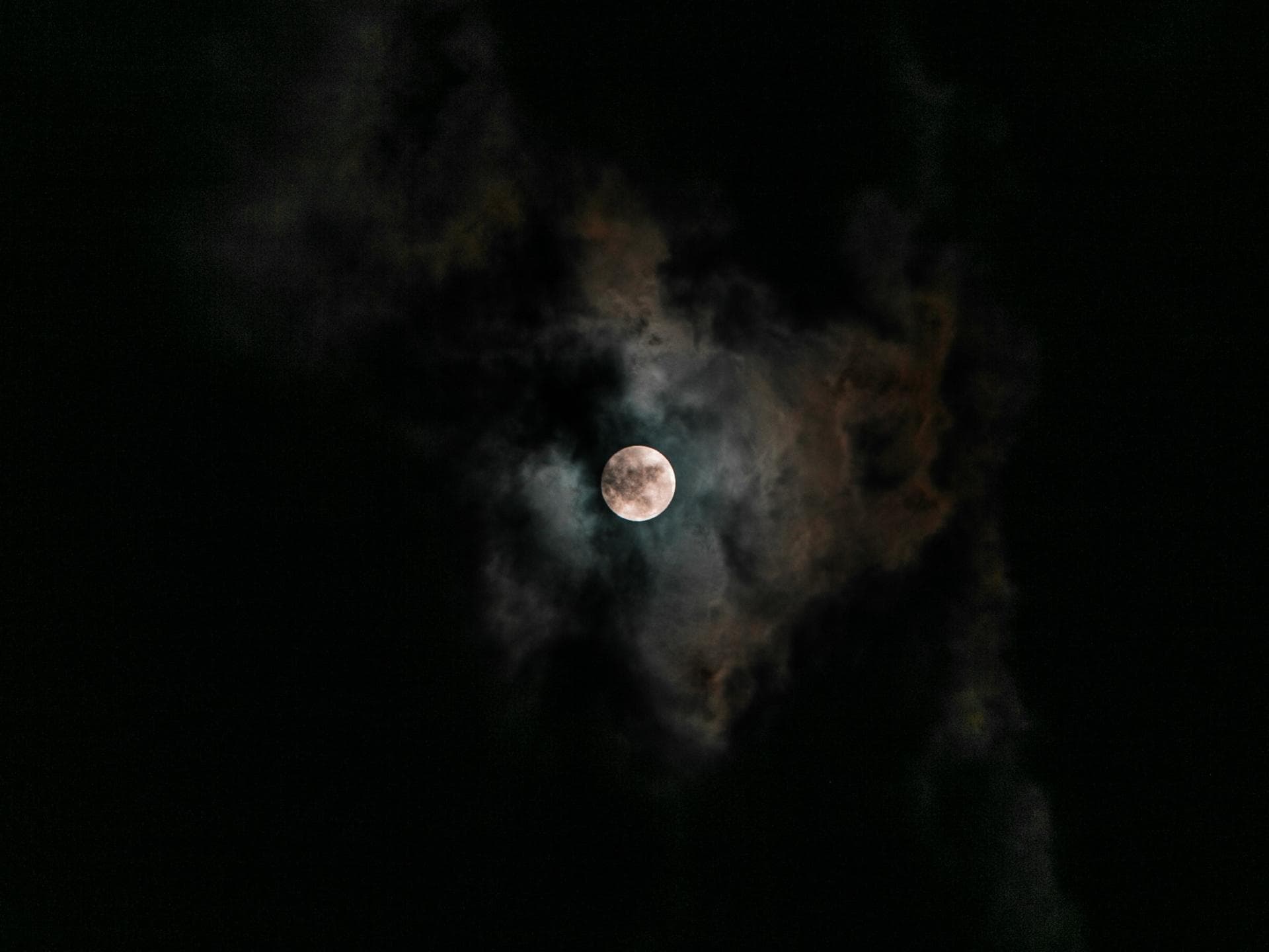 Schwarzer Mond zur Mondfinsternis