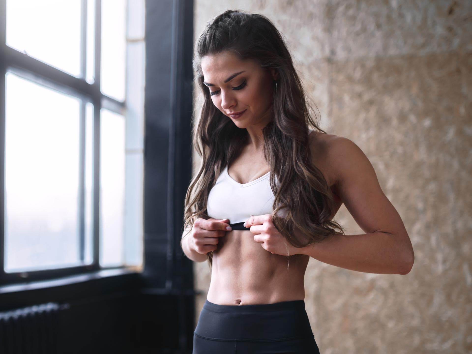 Frau mit Sixpack in Sportbekleidung