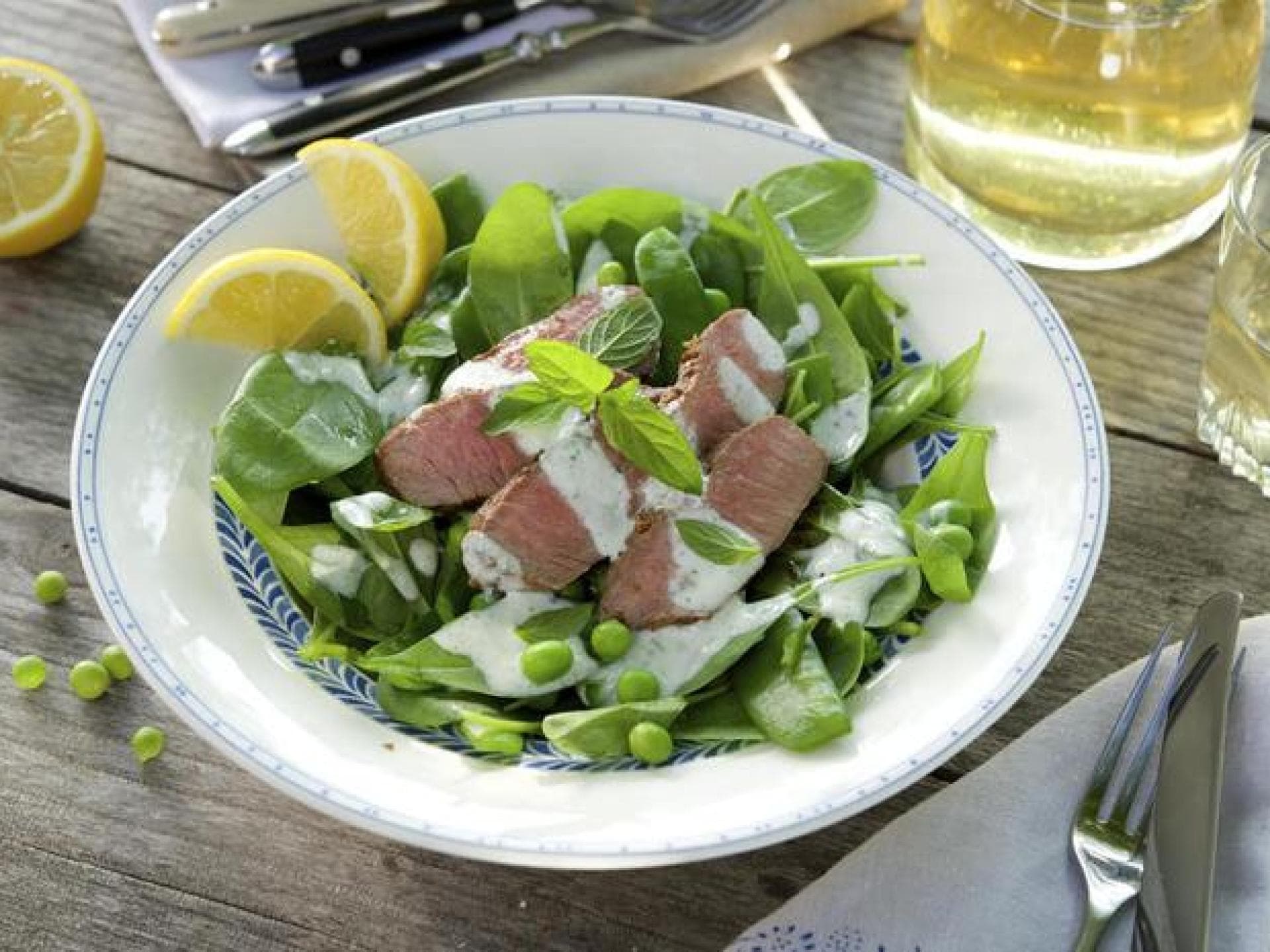 Spinatsalat mit Lamm und Joghurtdressing