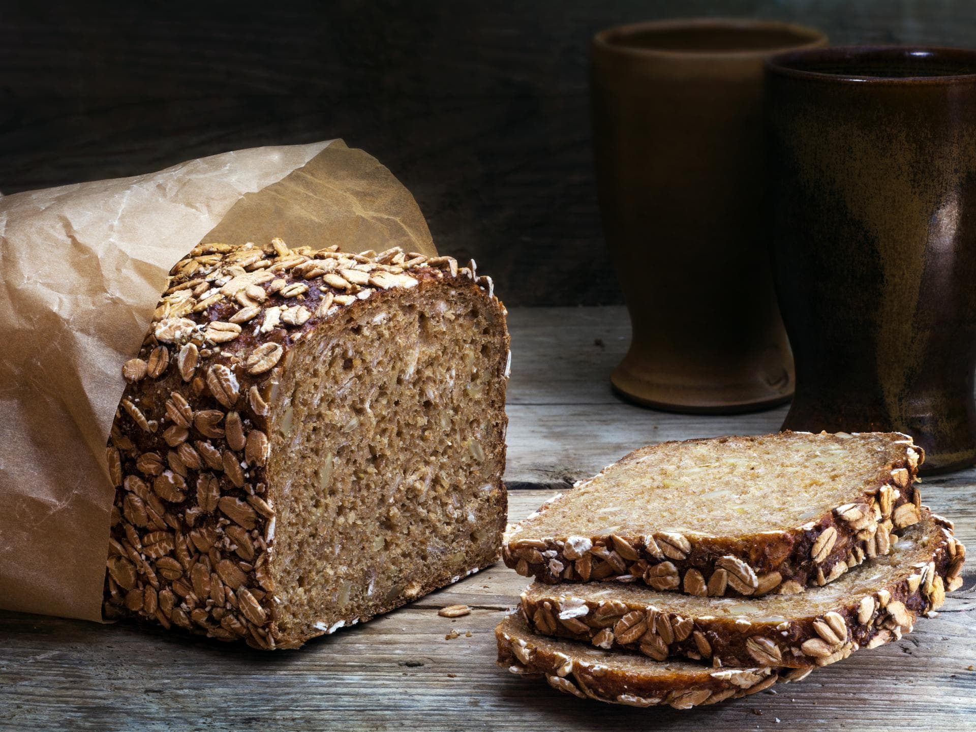 Vollkornbrot auf Holztisch