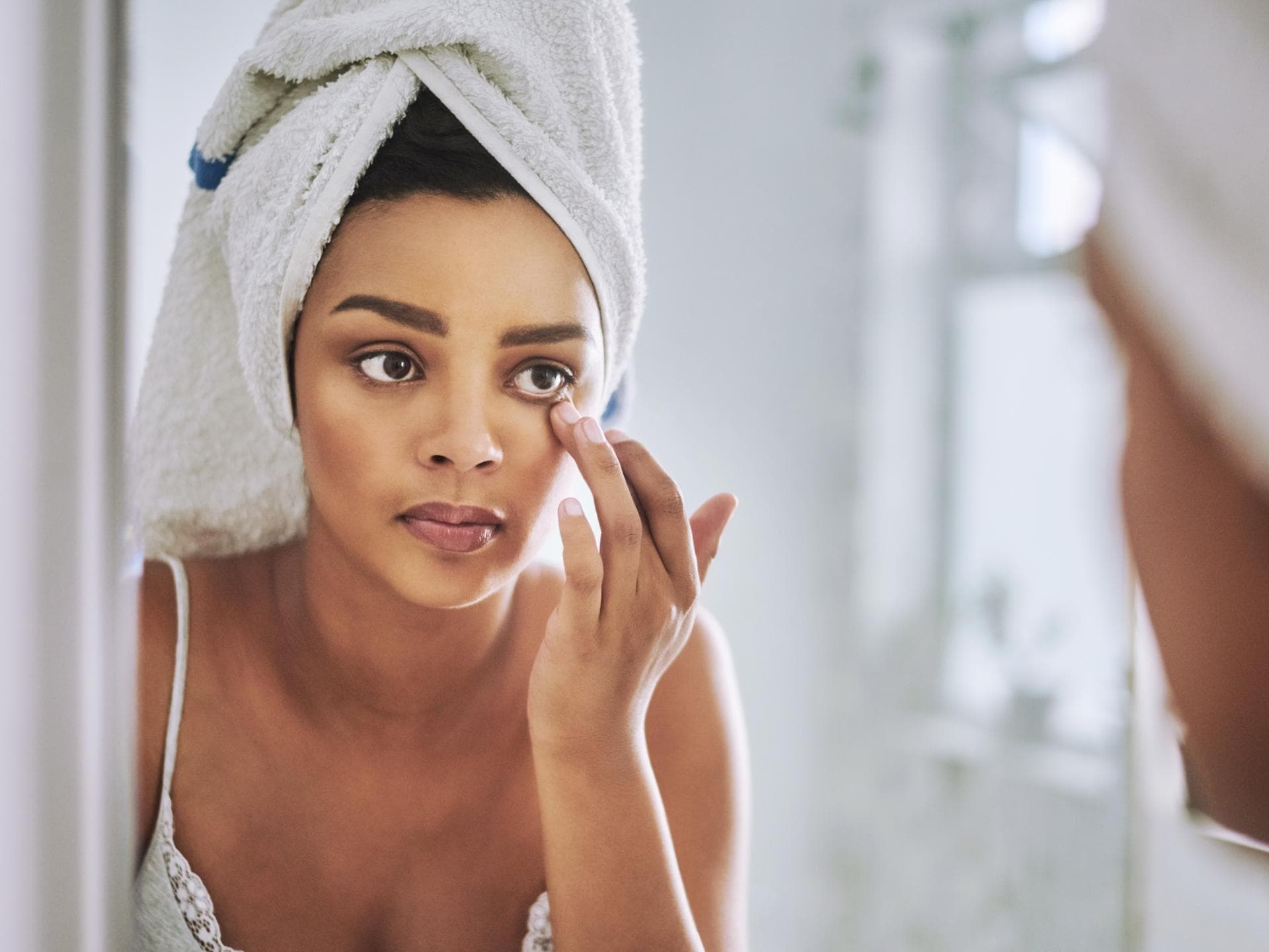 Frau vor dem Spiegel Frau vor dem Spiegel