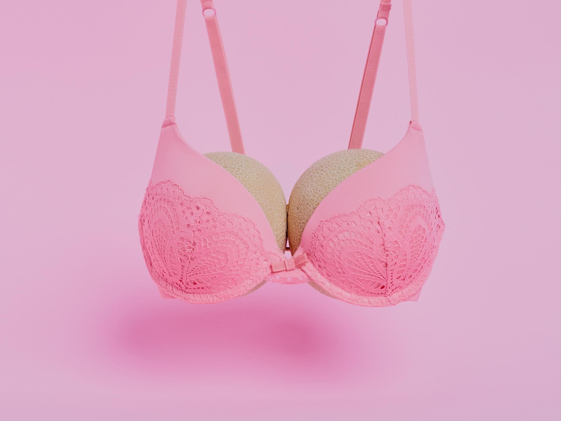 Zwei Melonen in einem pinken BH