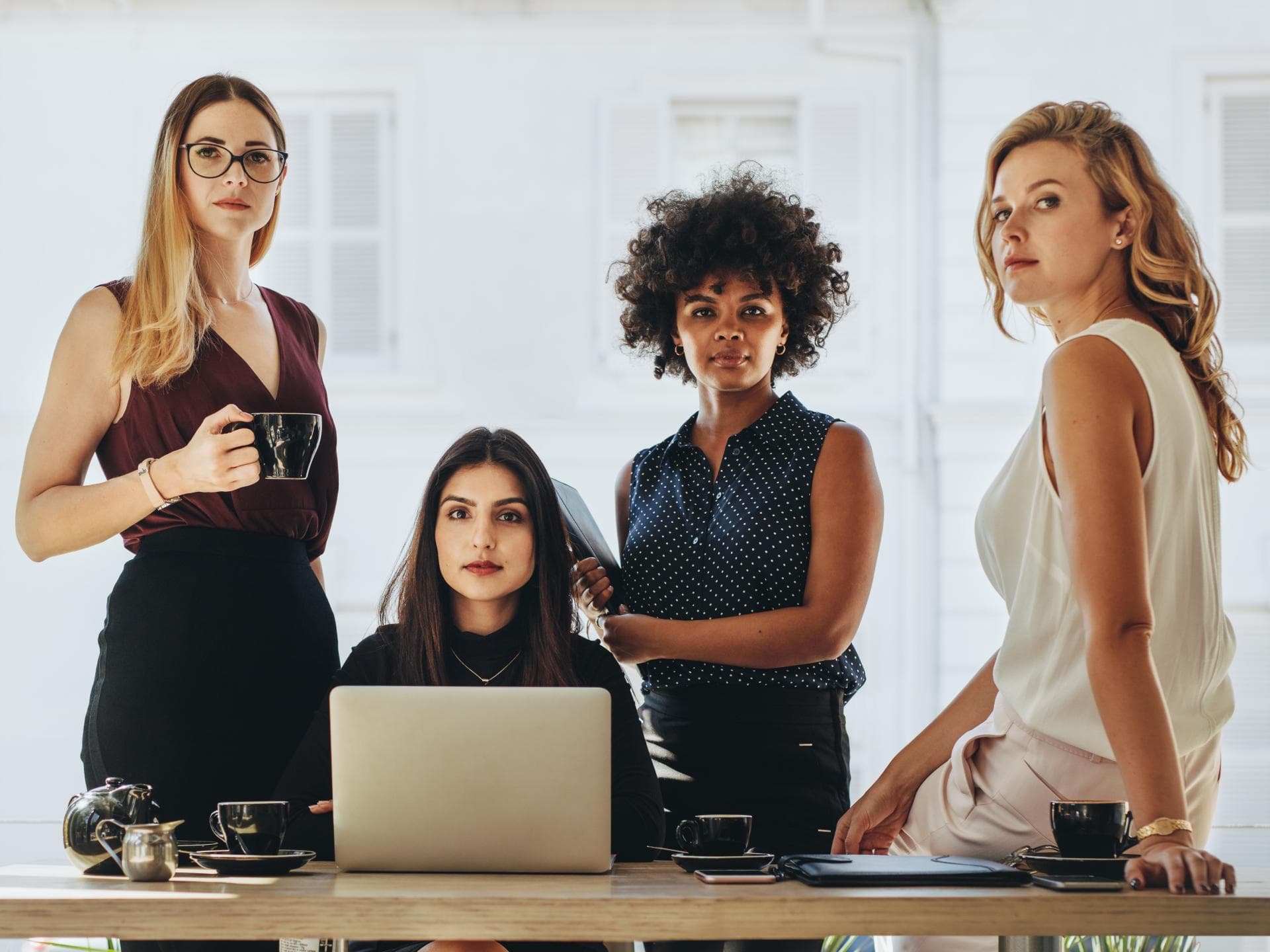 Vier Frauen am Schreibtisch