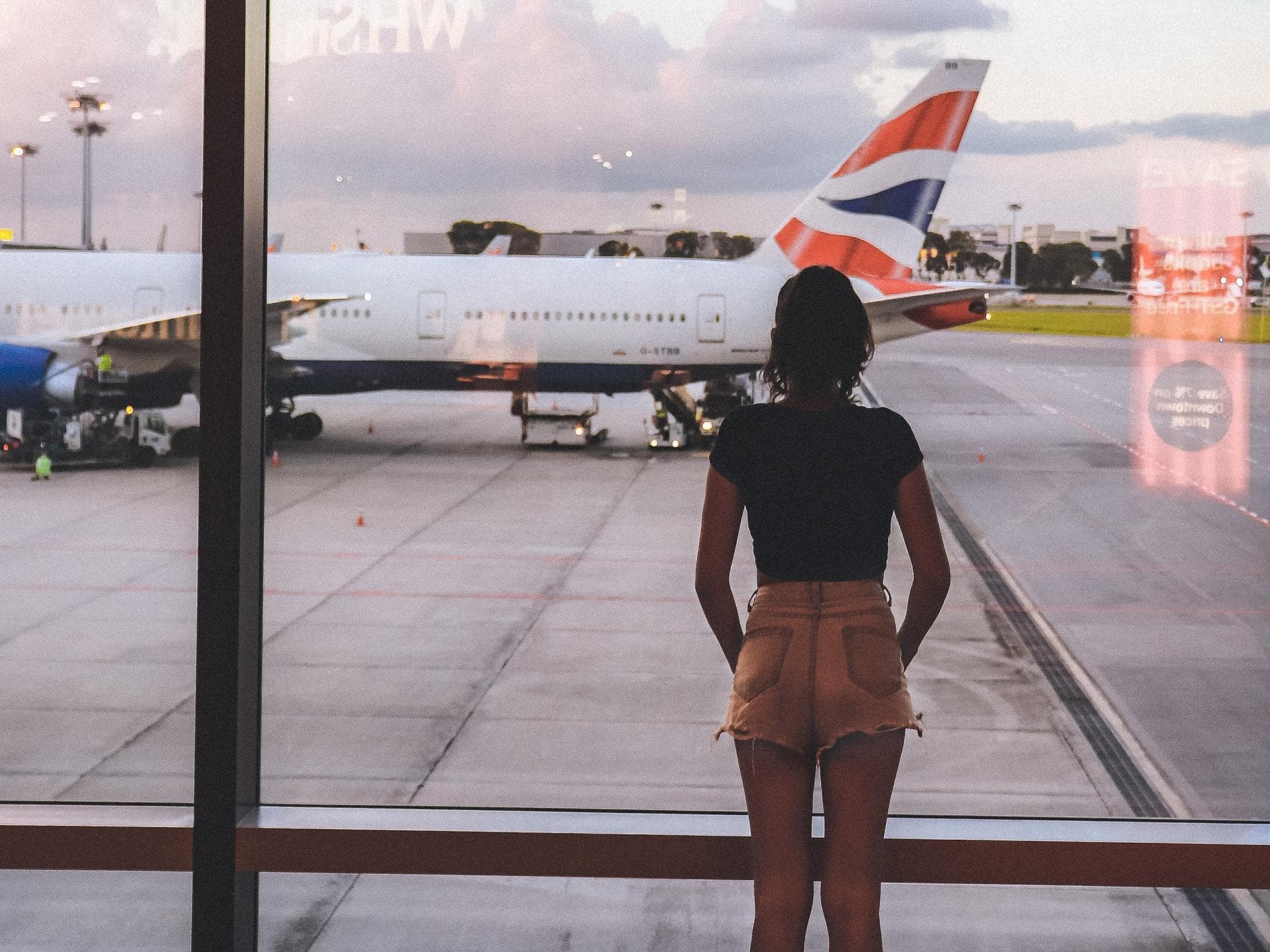 Mädchen vor einem Flugzeug