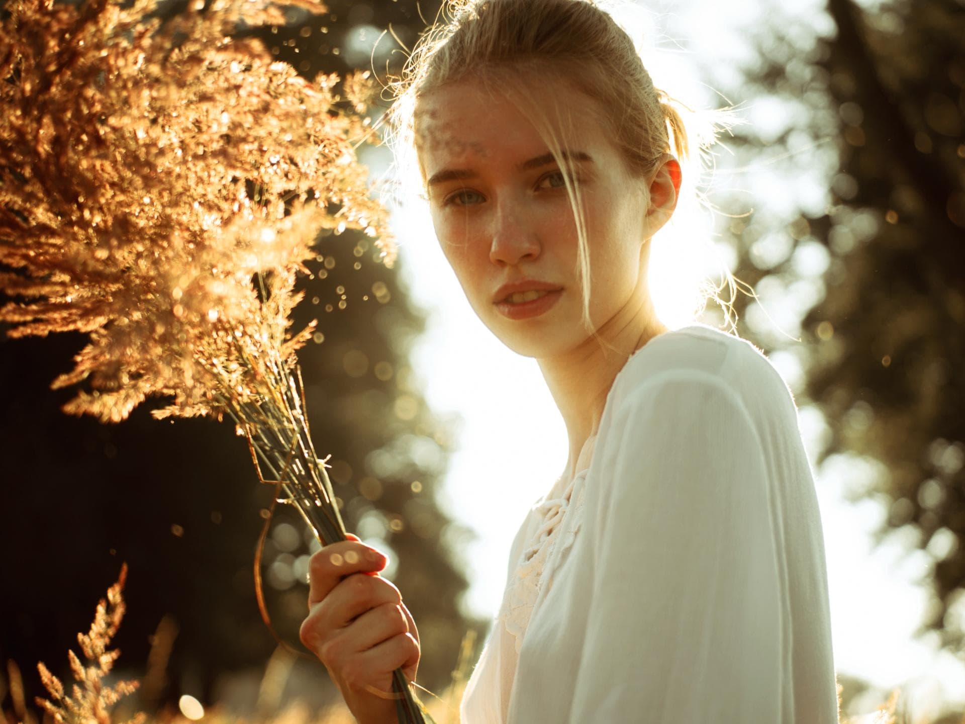 Horoskop: Frau im Feld