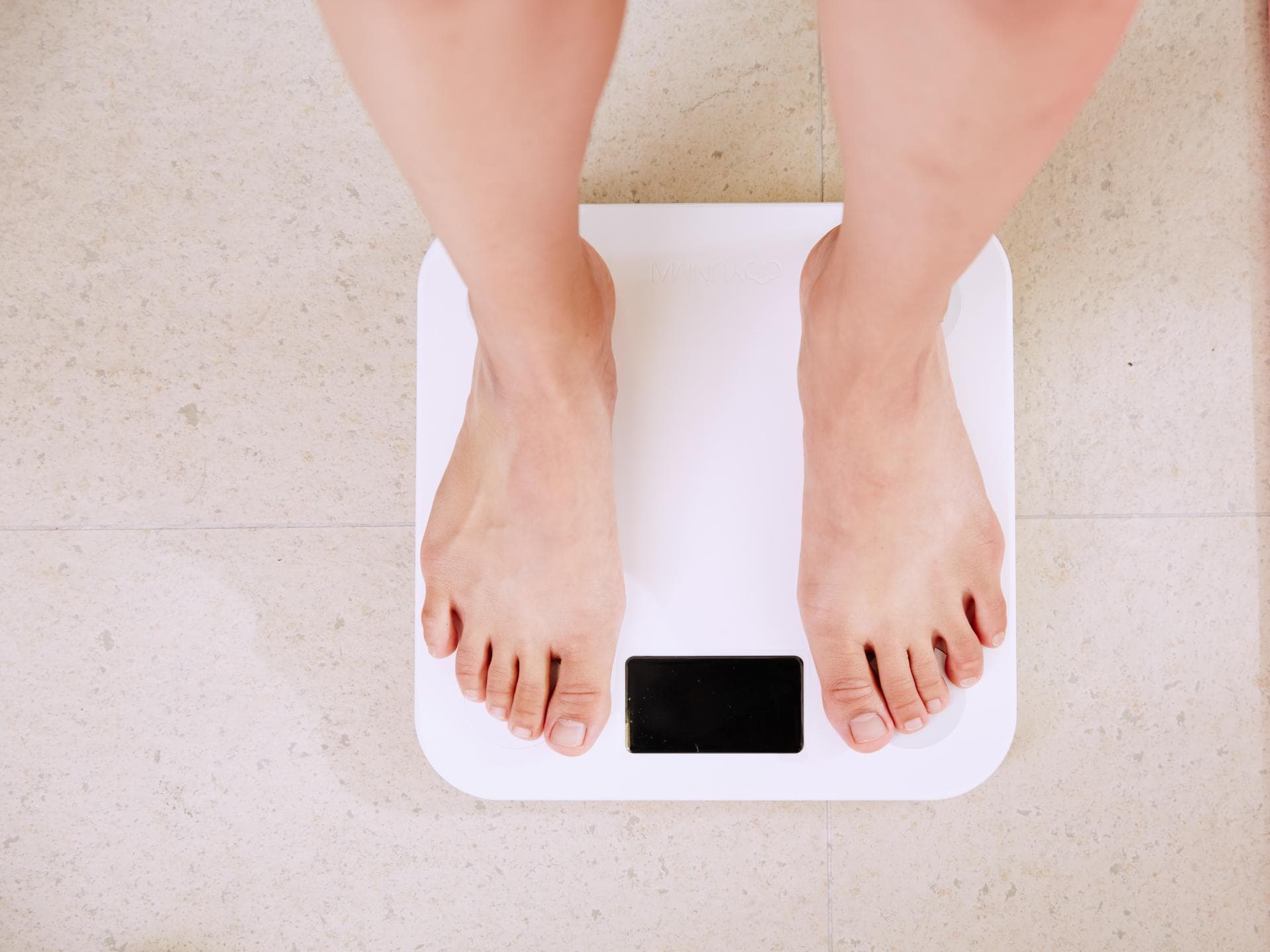 Adipositas Zwei Füße auf Körperwaage