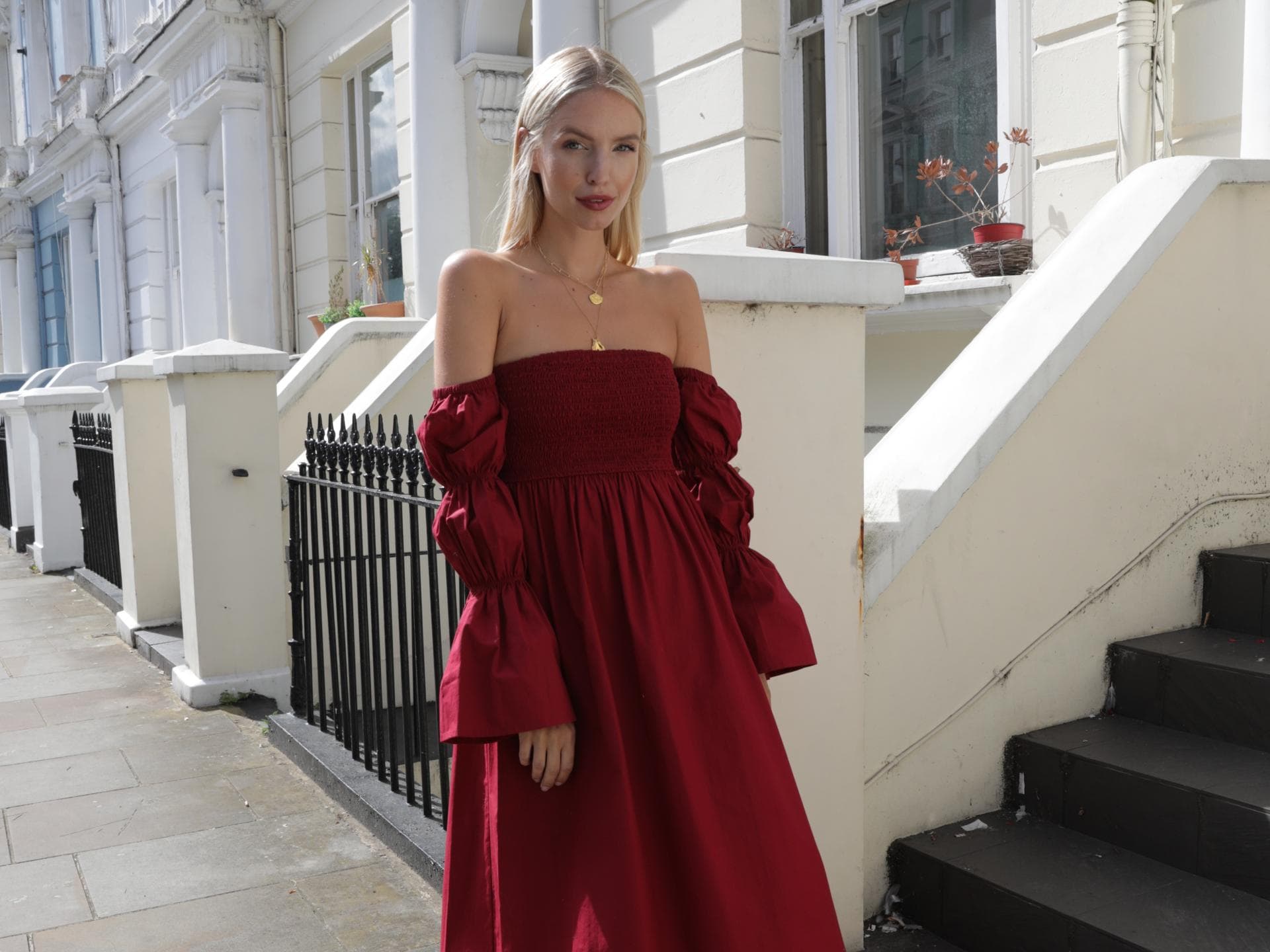 Leonie Hanne im dunkelroten Kleid 