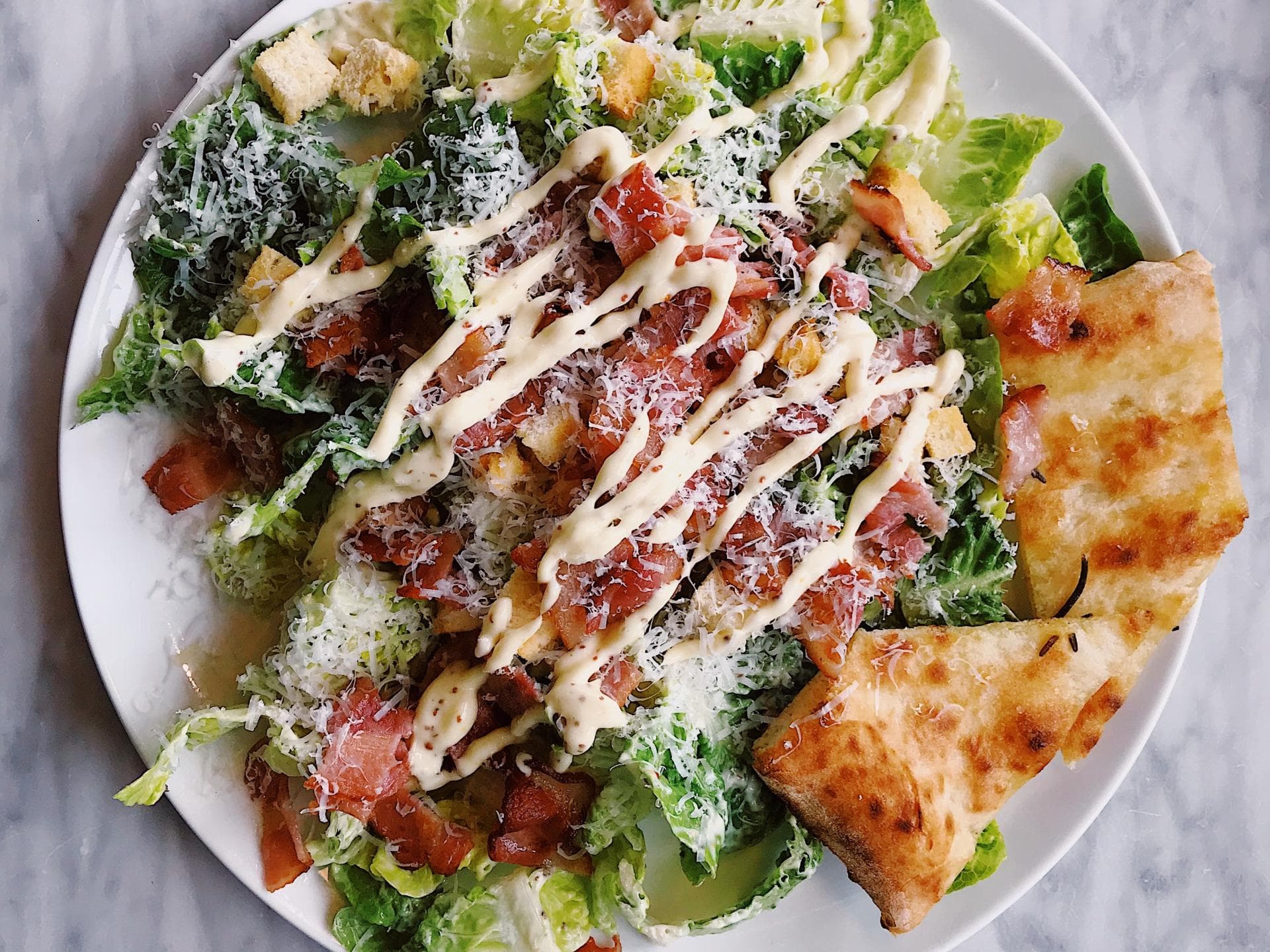 Ceasar-Salad Salat mit Bacon, Croutons und cremiger Sosse
