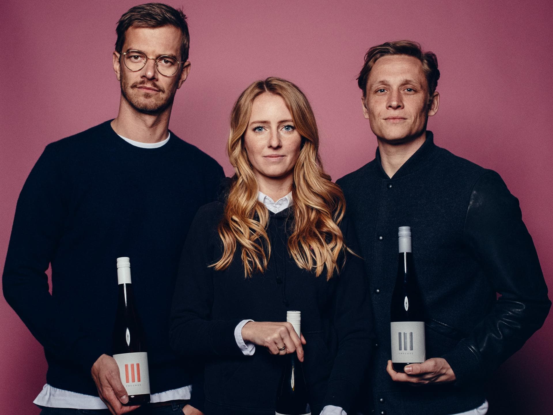 " III Freunde"- Wein von Joko Winterscheidt, Matthias Schweighöfer und Juliane Eller Drei Freunde halten Weinflaschen in der Hand