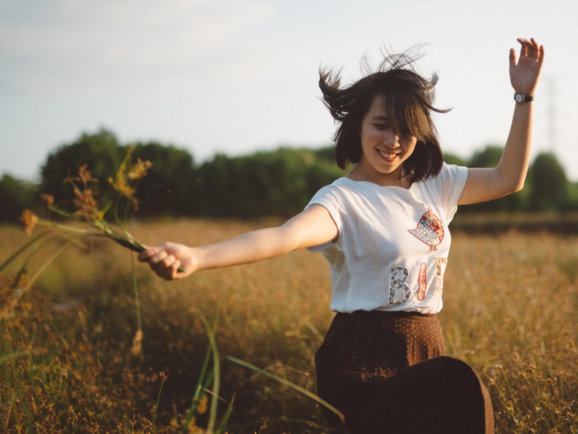 Horoskop Thema: Frau hüpft durch ein Feld