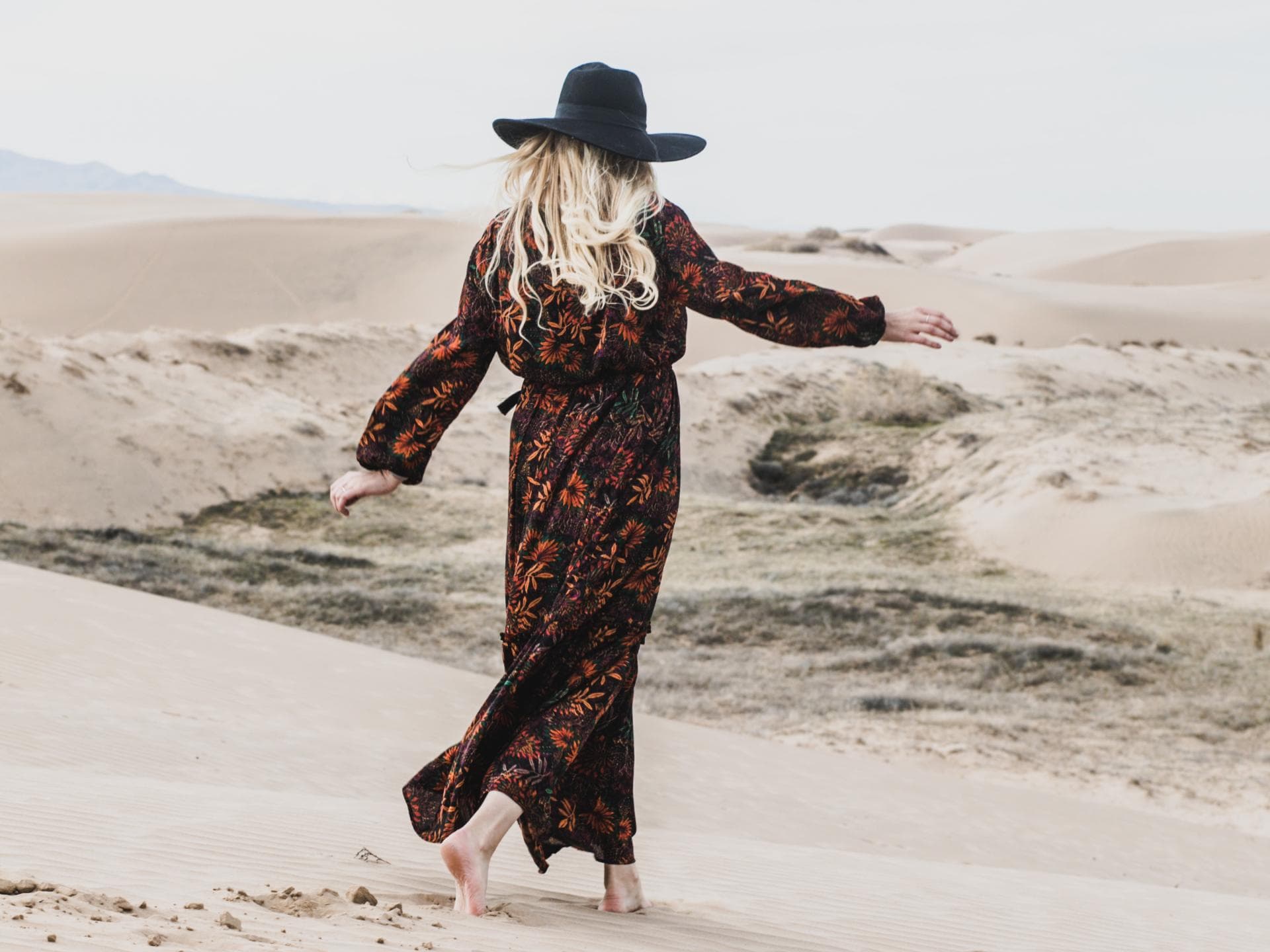 Horoskop: Frau läuft auf Sand