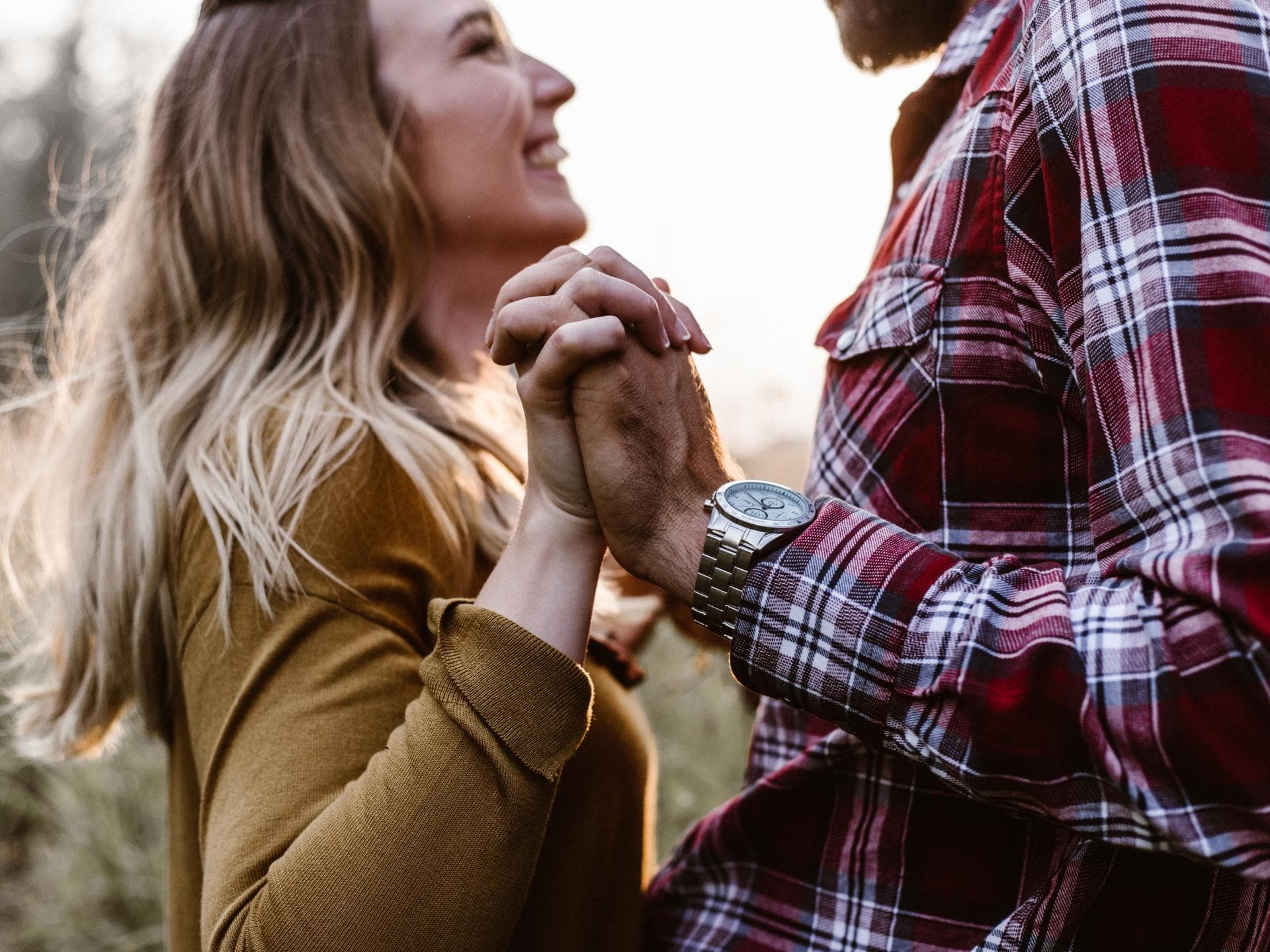 Frau und Mann lachen sich an