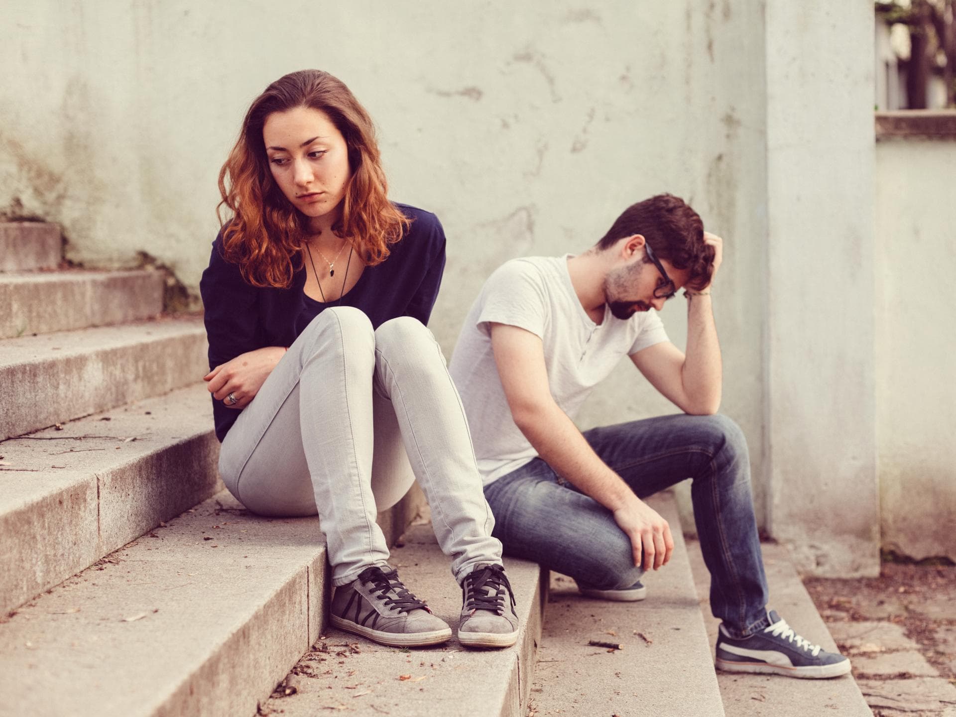Frau und Mann sitzen auf Treppe