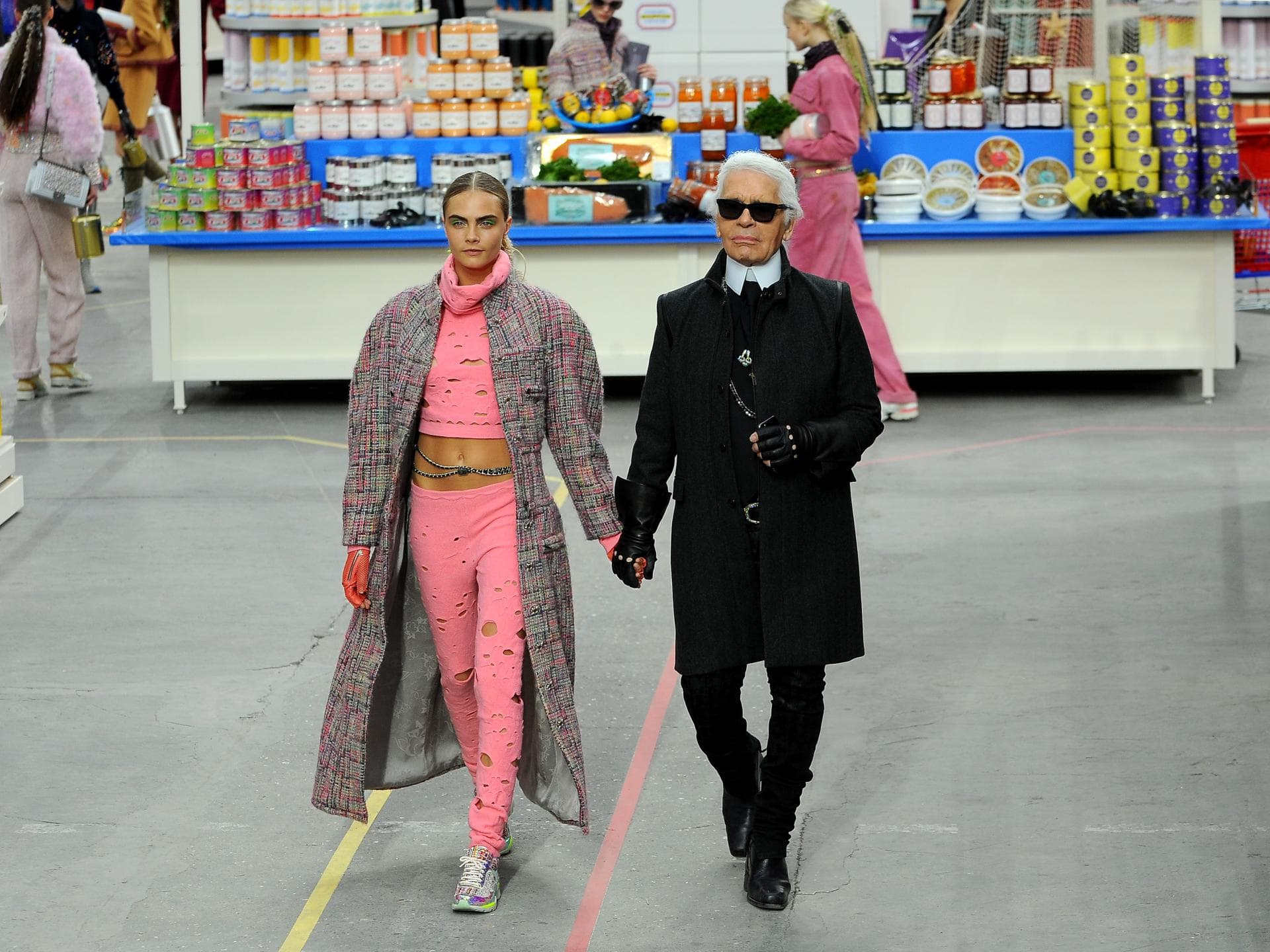 Karl Lagerfeld und Cara Delevigne Karl Lagerfeld und Cara Delevigne Hand-in-Hand auf dem Catwalk