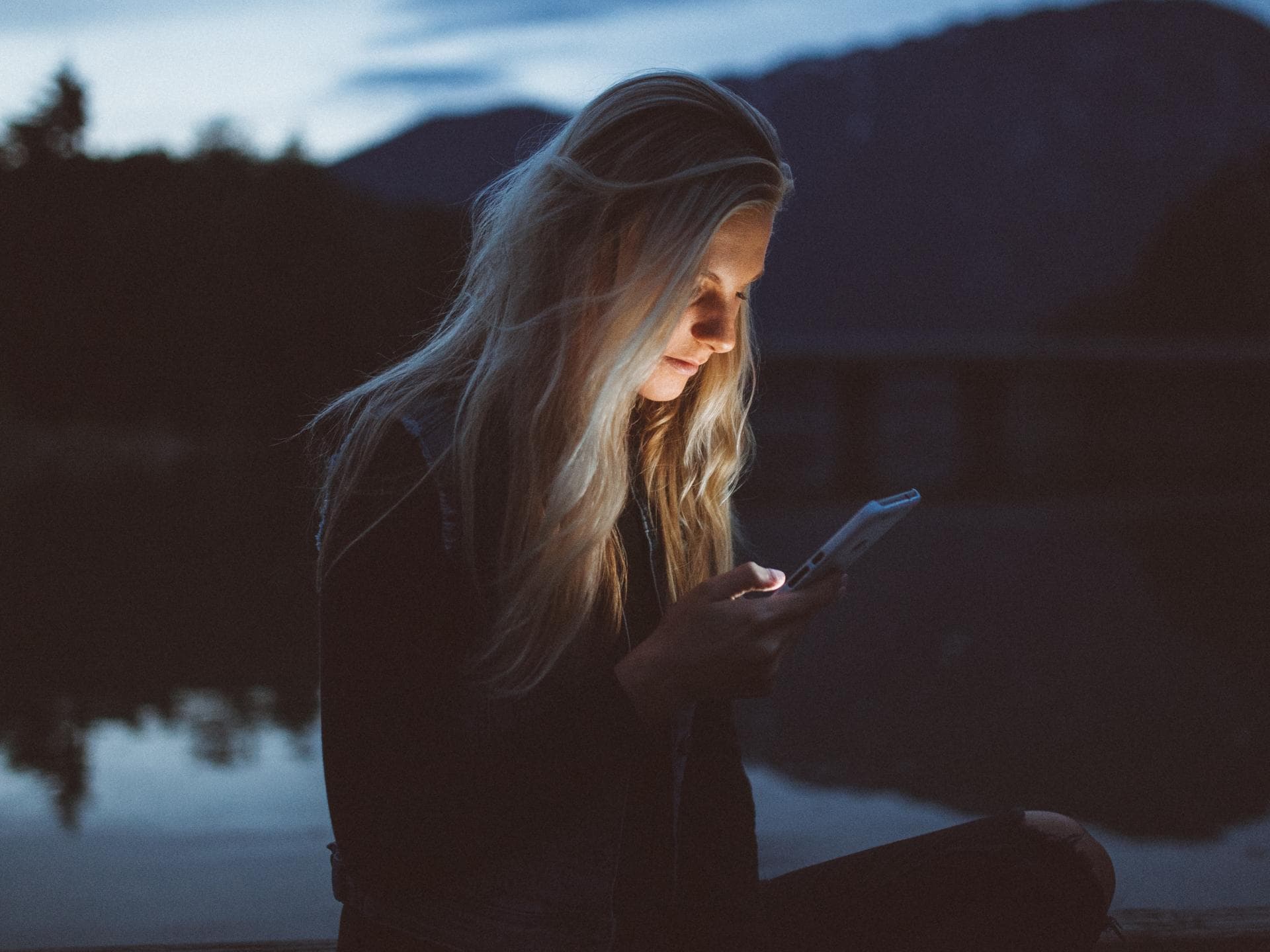 Frau guckt auf ein Handy