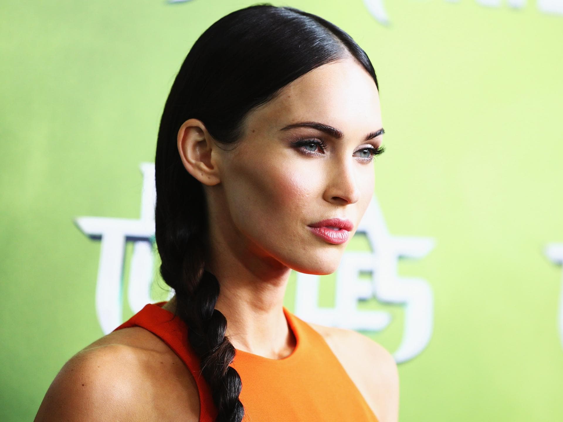 Megan Fox mit Flechtfrisur auf dem roten Teppich Megan Fox mit Flechtfrisur auf dem roten Teppich