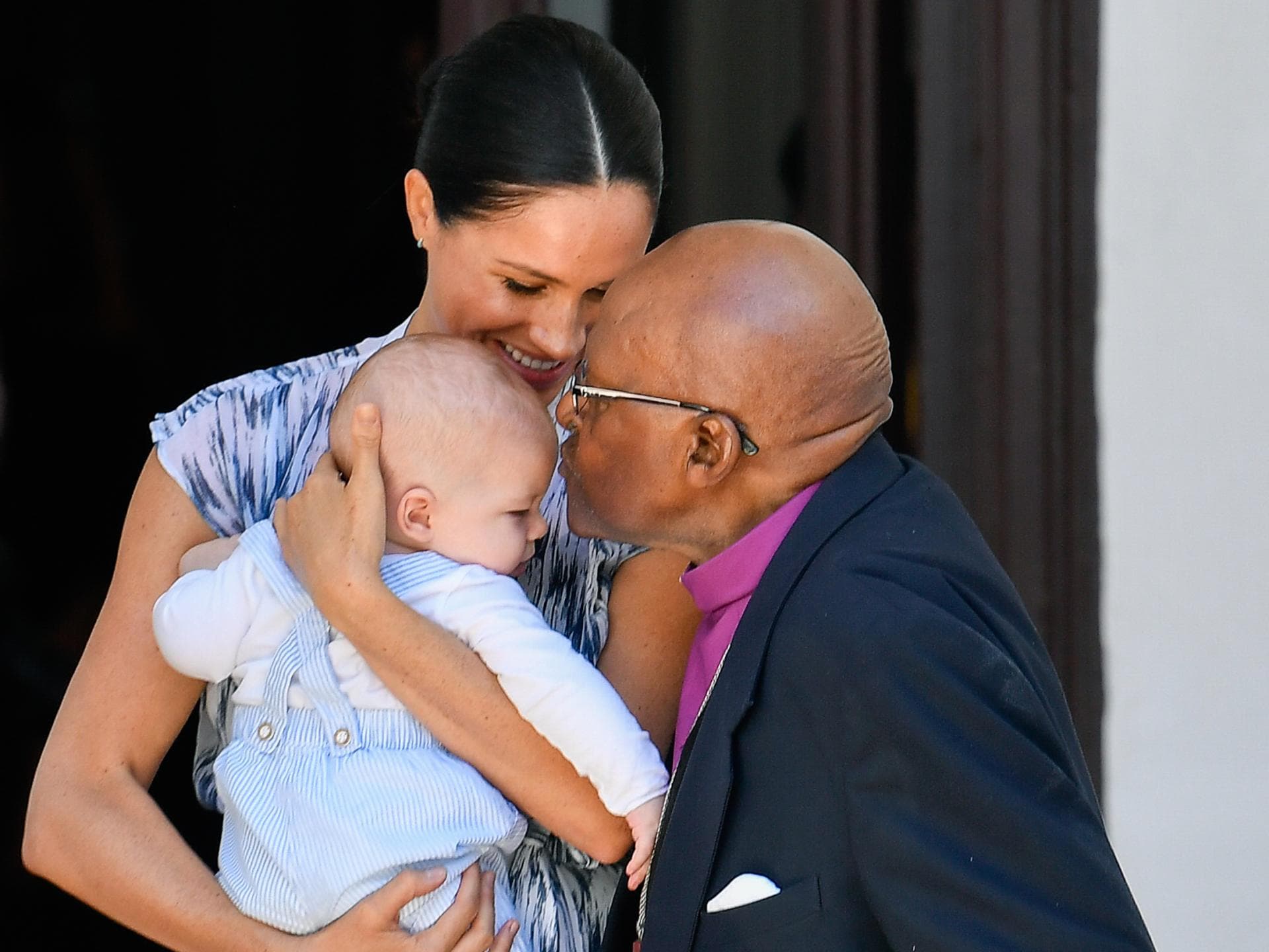 meghan markle baby archie und desmond tutu