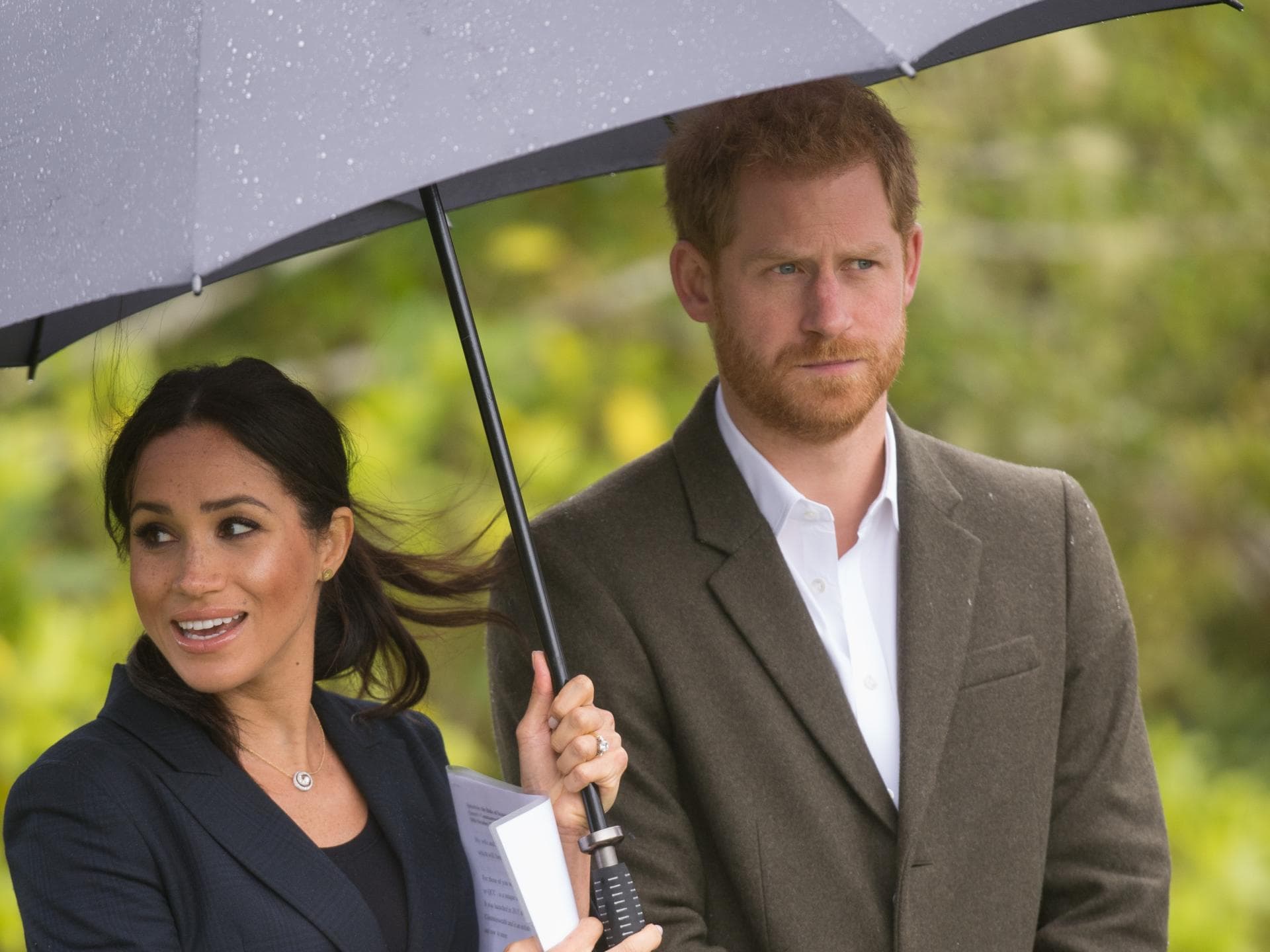Meghan Markle hält den Regenschirm für Prinz Harry Meghan Markle hält den Regenschirm für Prinz Harry