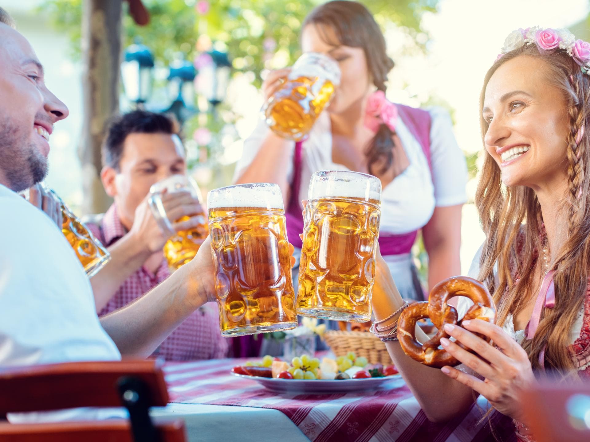 Mann und Frau stoßen mit Bier auf dem Oktoberfest an