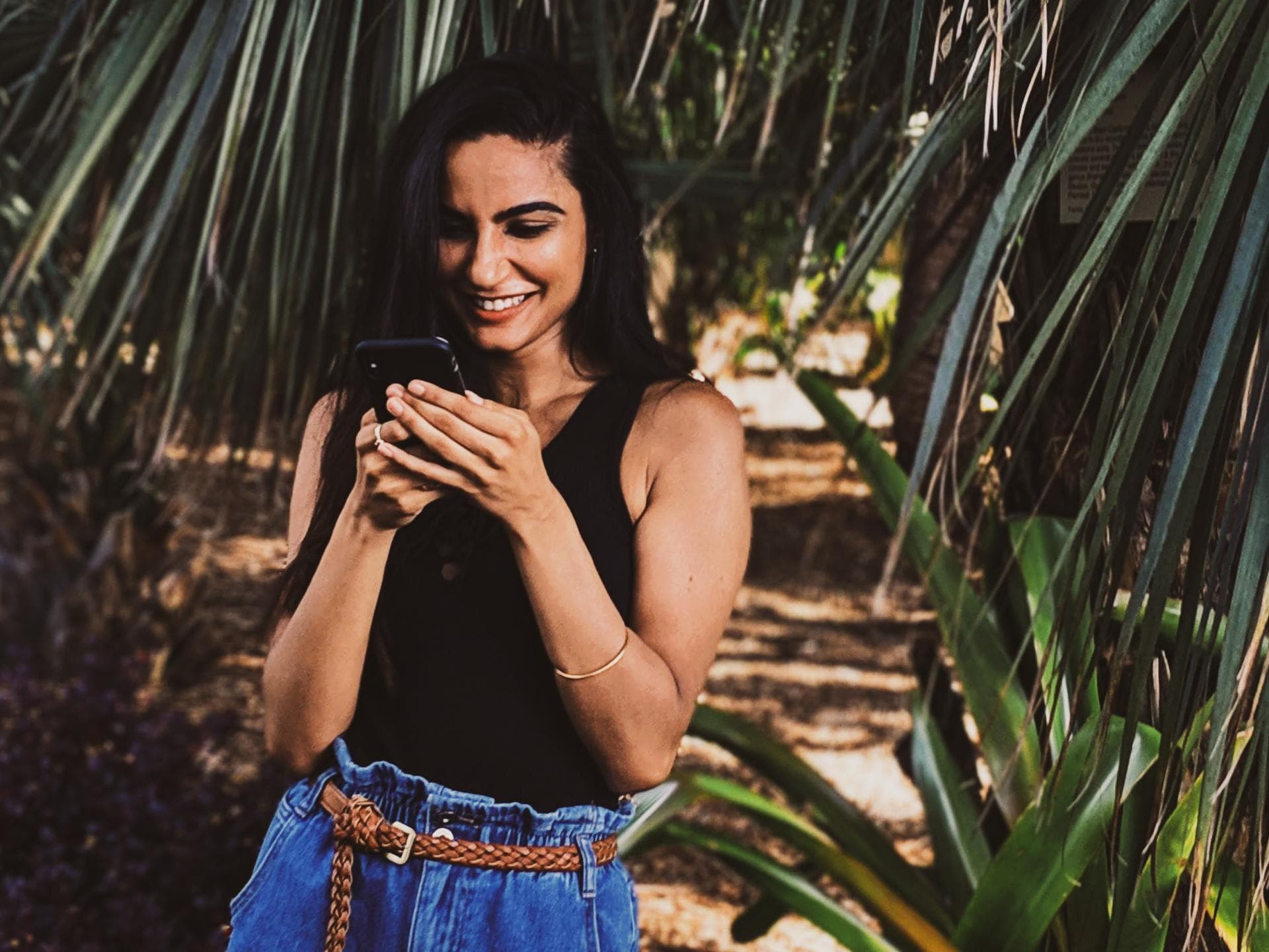 Single-Texting Frau in der Natur mit Handy