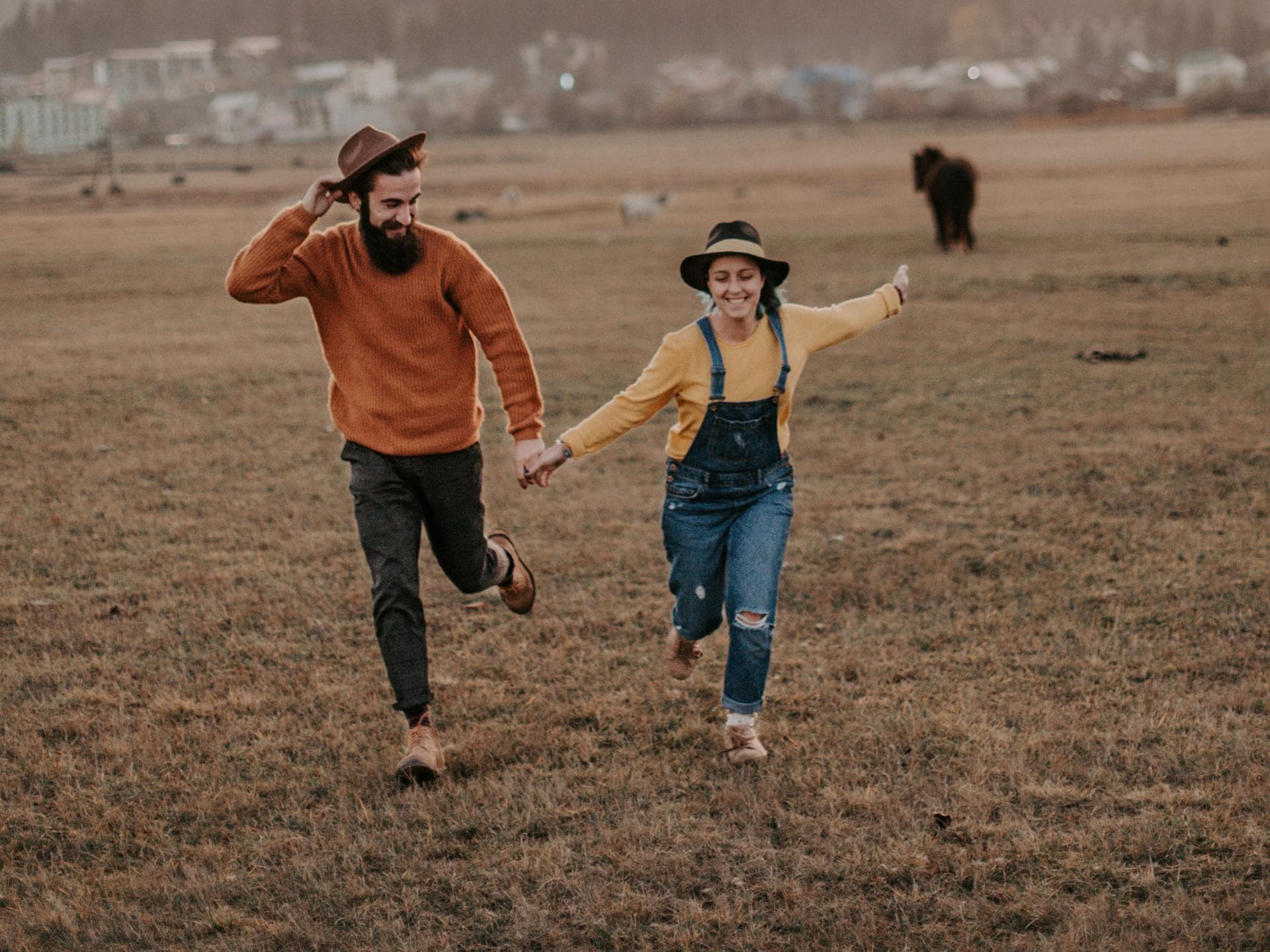 Blogartikel: Diese Sternzeichen sind die besten Partnerinnen Pärchen rennt über Feld
