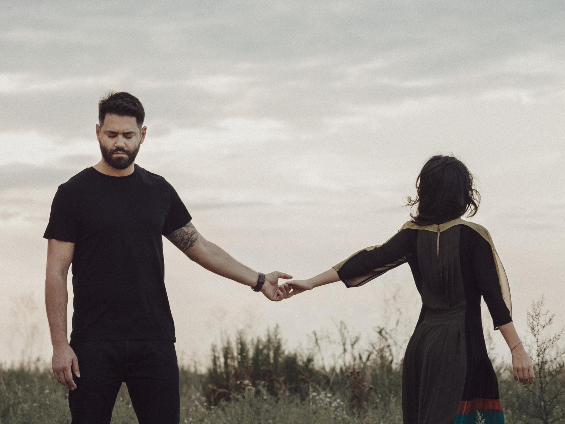Frau und Mann halten sich an der Hand