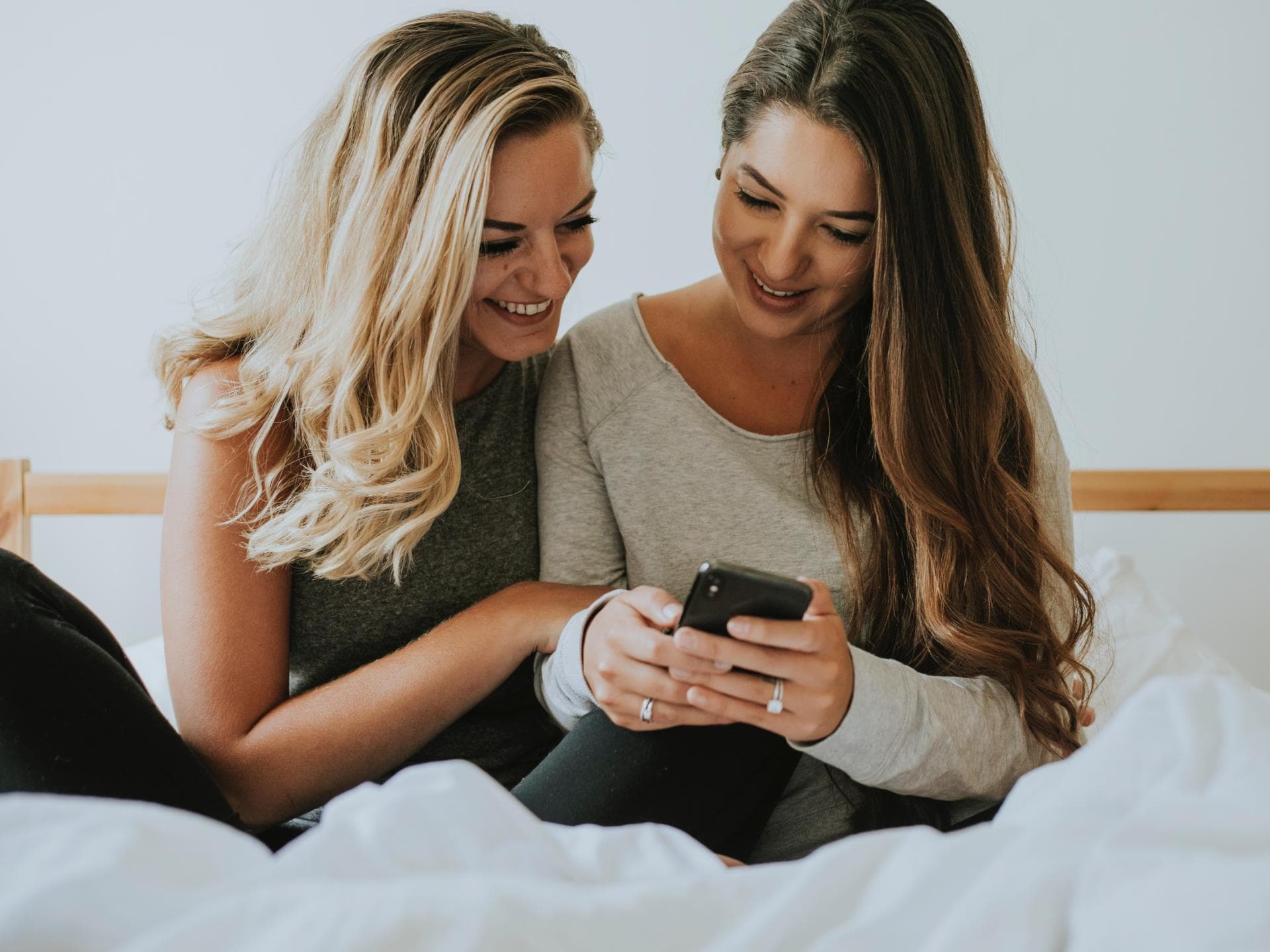Zwei Frauen gucken auf ihr Handy