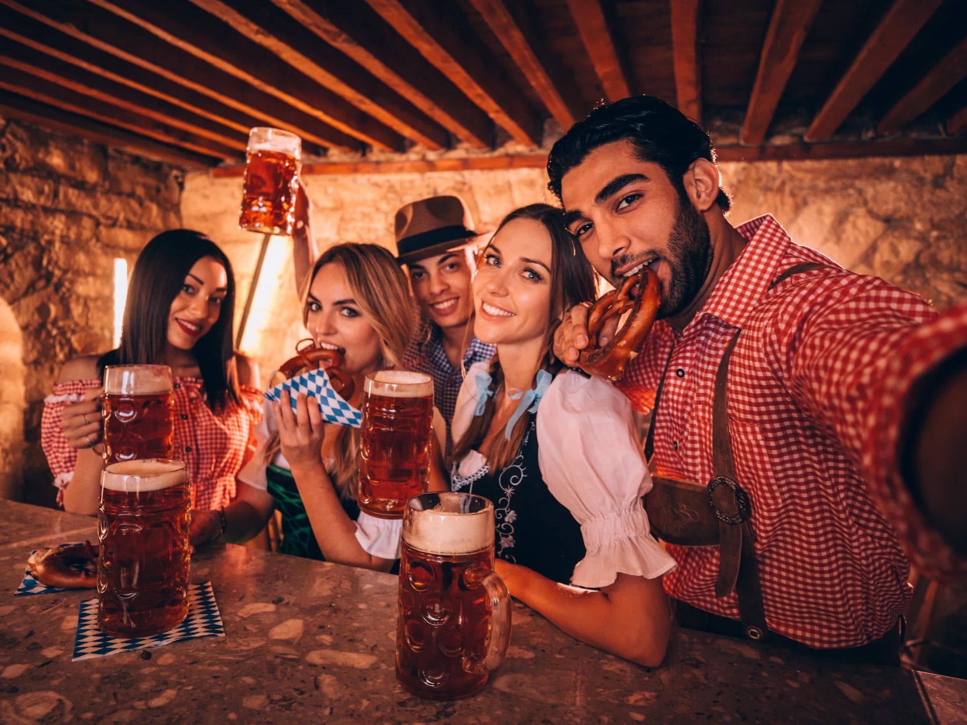 Freundesgruppe trinkt Bier während des Oktoberfests