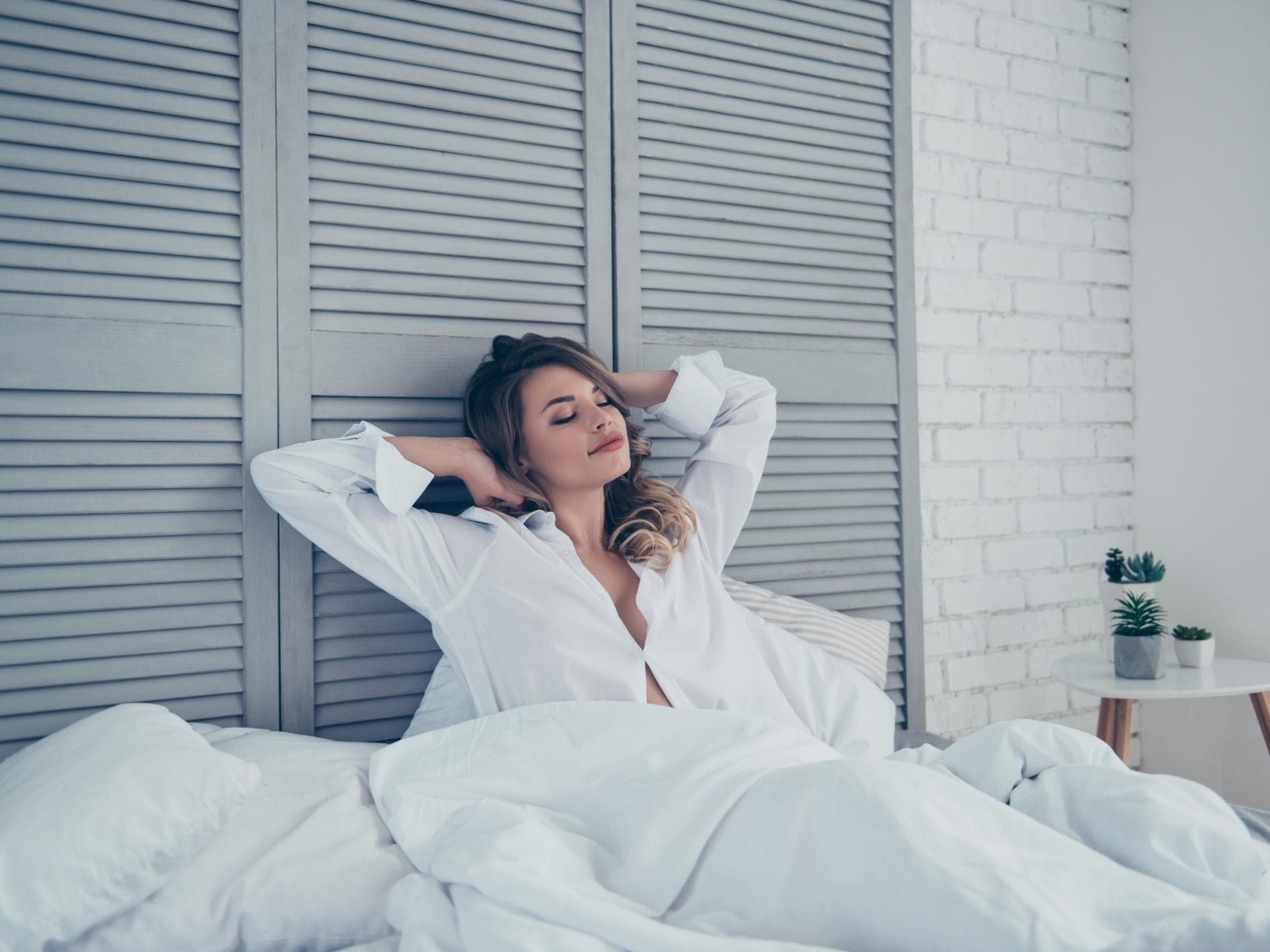 abnehmen im schlaf frau im bett