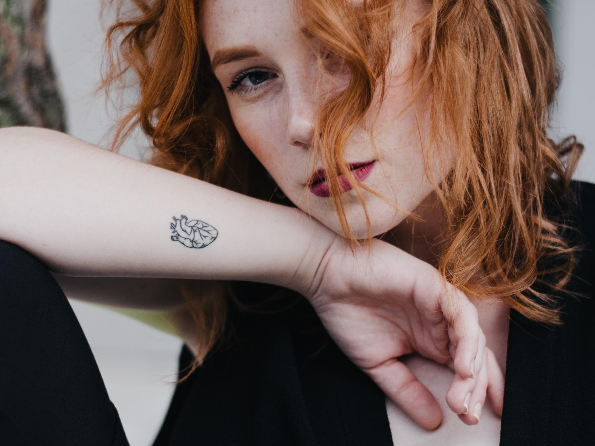 Frau mit Tattoo am handgelenk