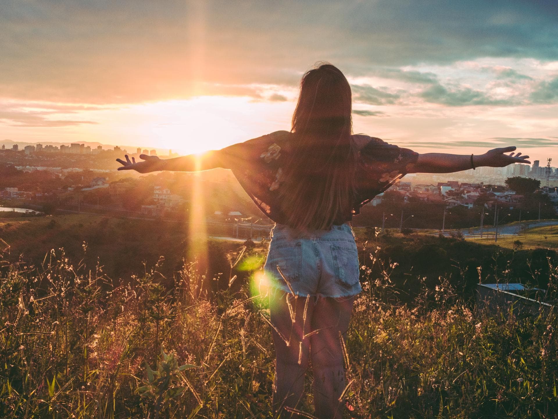Horoskop Thema: Diese Sternzeichen haben die höchste Lebenserwartung Horoskop Thema: Frau steht auf Berg bei Sonnenuntergang