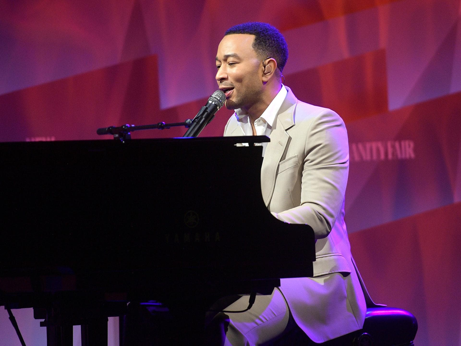 John Legend am Klavier