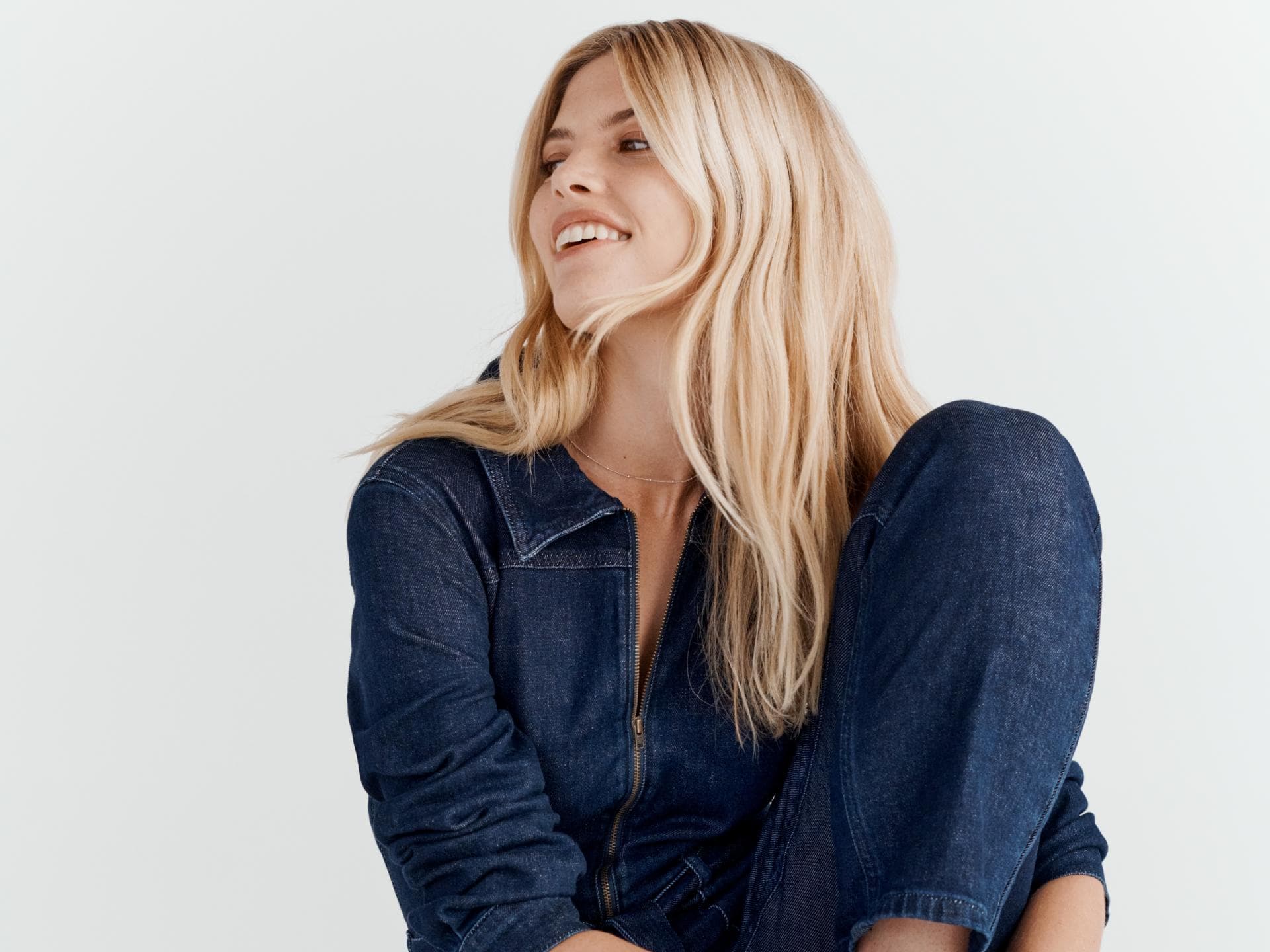 Amazon Denim Event Gewinnspiel Blonde Frau im Jeans Overall