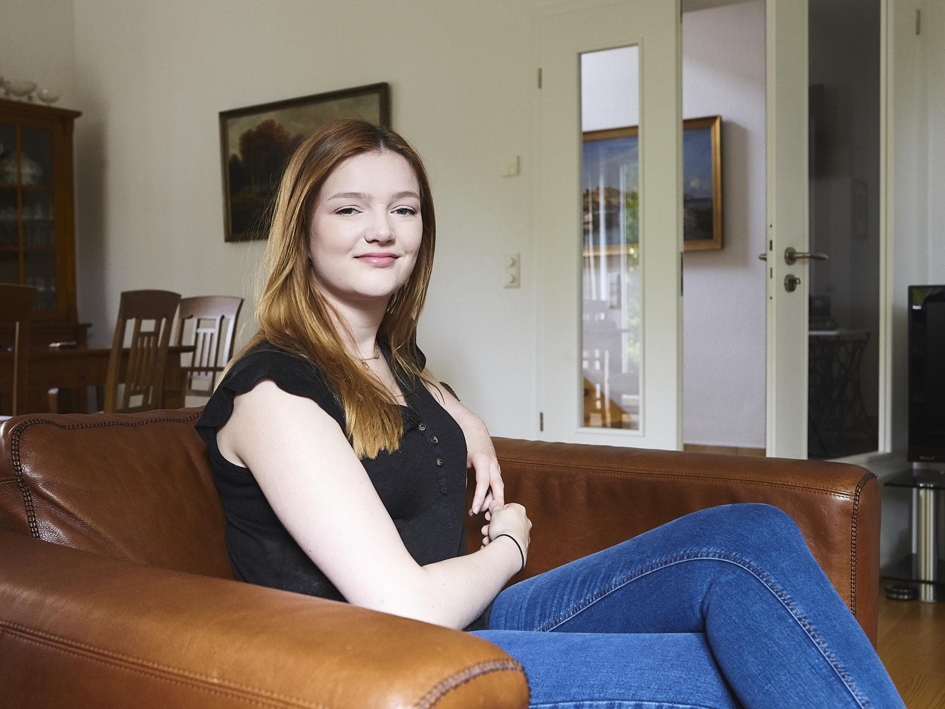 Frau sitzt auf Sessel