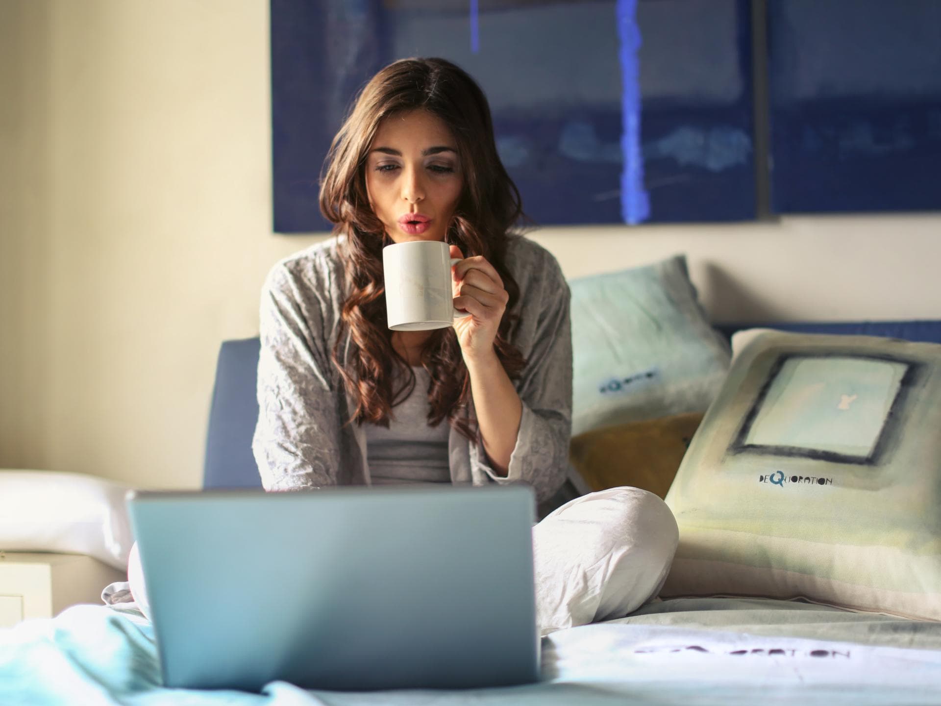 perfekte morgenroutine perfekt tag startet frau im bett mit kaffee und laptop